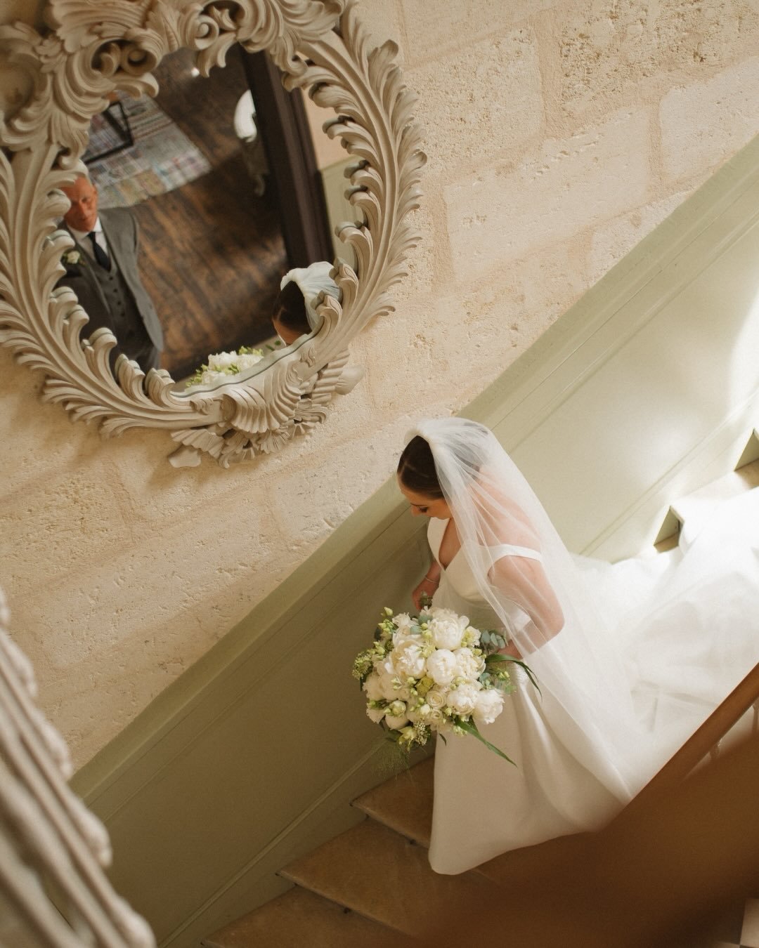 Emotional first look with Evie&rsquo;s father just before the ceremony at @chateaudegarde 🥹

An incredible wedding coordinated by my @petillanteweddings ✨

WP @petillanteweddings
Venue @chateaudegarde
Dress @jesuspeiroporto
Jewels @debeersofficial
H