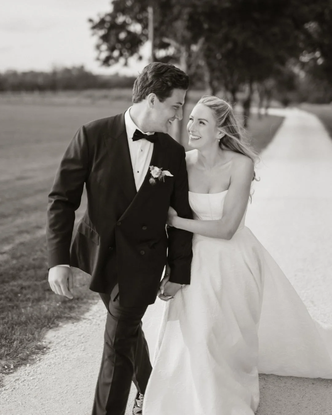 La s&eacute;ance couple d&rsquo;Annie &amp; Harris &agrave; la @lacannonerie au coucher du soleil - tr&egrave;s h&acirc;te de retourner dans ce sublime endroit en 2026 ! 🌞🎞️

Planning - @doruleteevents
Venue - @lacannonerie
Photo - @laurenequiros
F