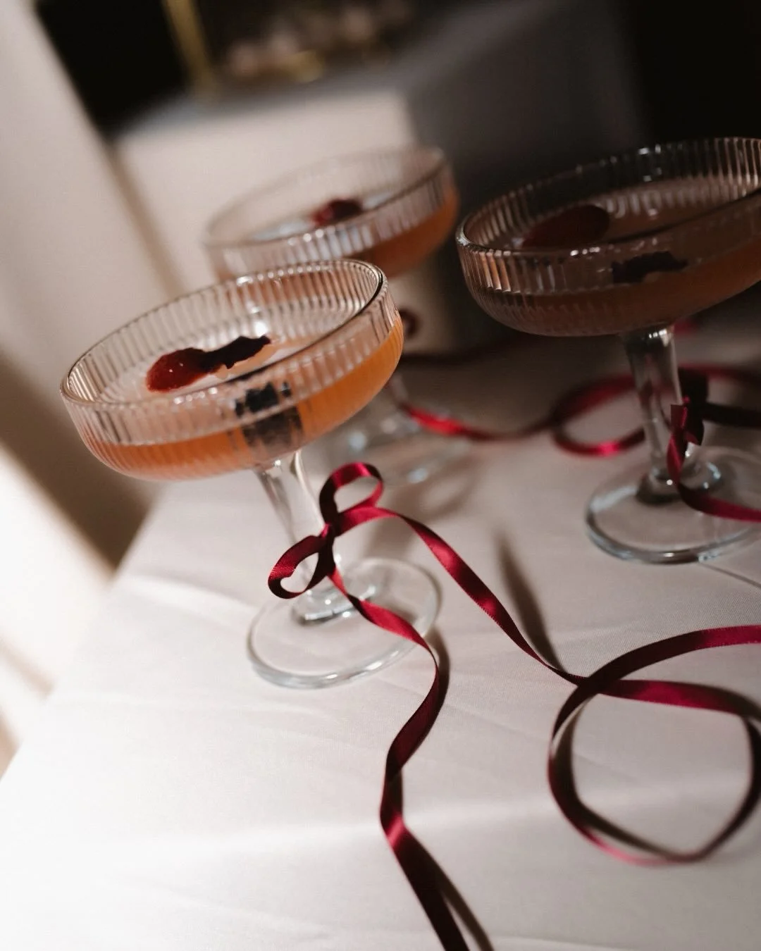 Details in digital &amp; film for this inspiration shoot 🎞️
___

Lieu : @chateau.de.sainte.croix 
Wedding Planner &amp; Officiante : @stephaniecarrera_ 
Photographe: @laurenequiros 
Vid&eacute;aste: @blondie.movie 
Cr&eacute;atrice de contenu : @ope