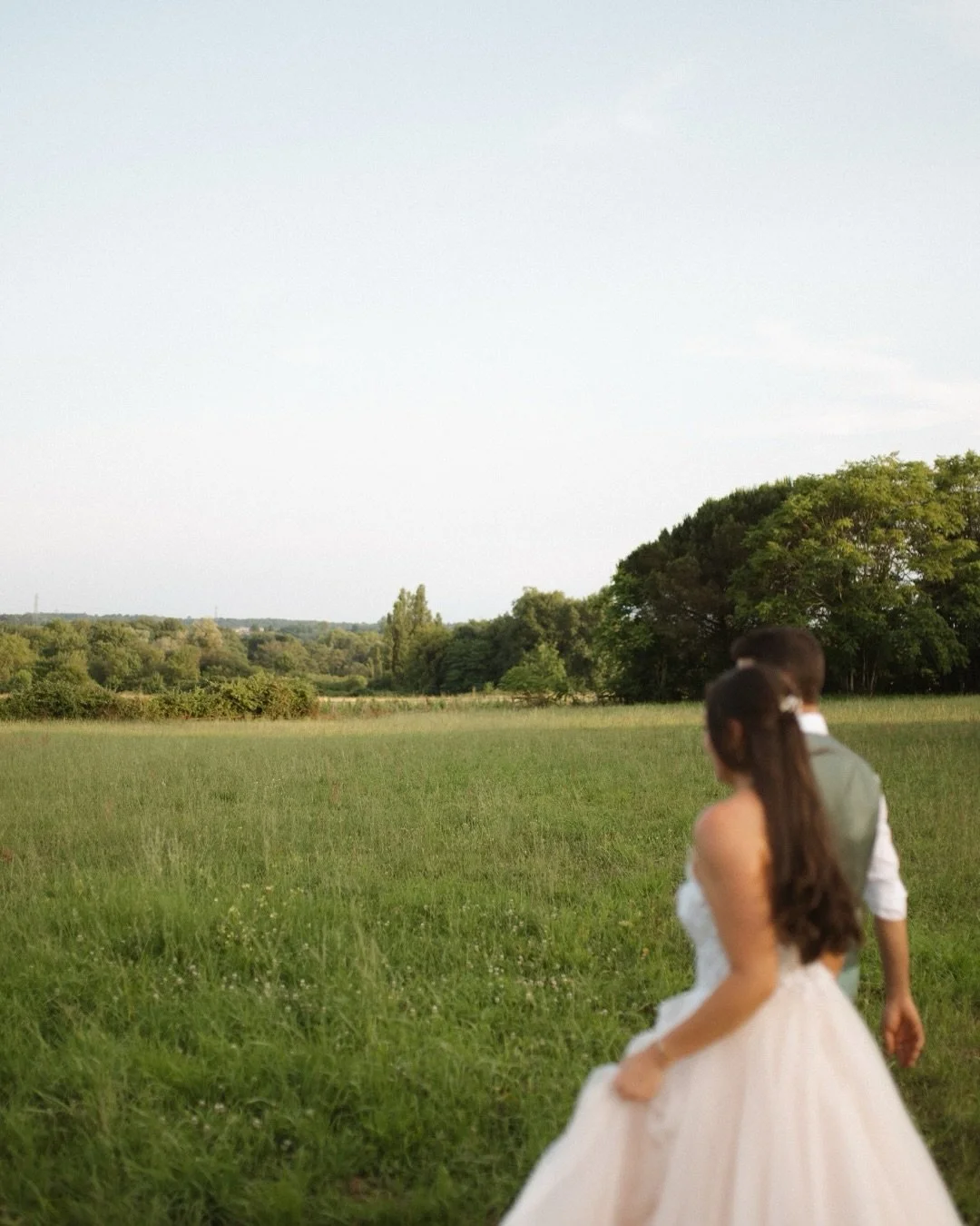 POV: you planned a wedding&hellip; and the sunset understood the assignment. ✨ 

Golden light, quiet moments, and two people completely lost in love. 

These are the frames that make a wedding feel like a movie. 🎞️ 

I&rsquo;m Laur&egrave;ne &mdash;
