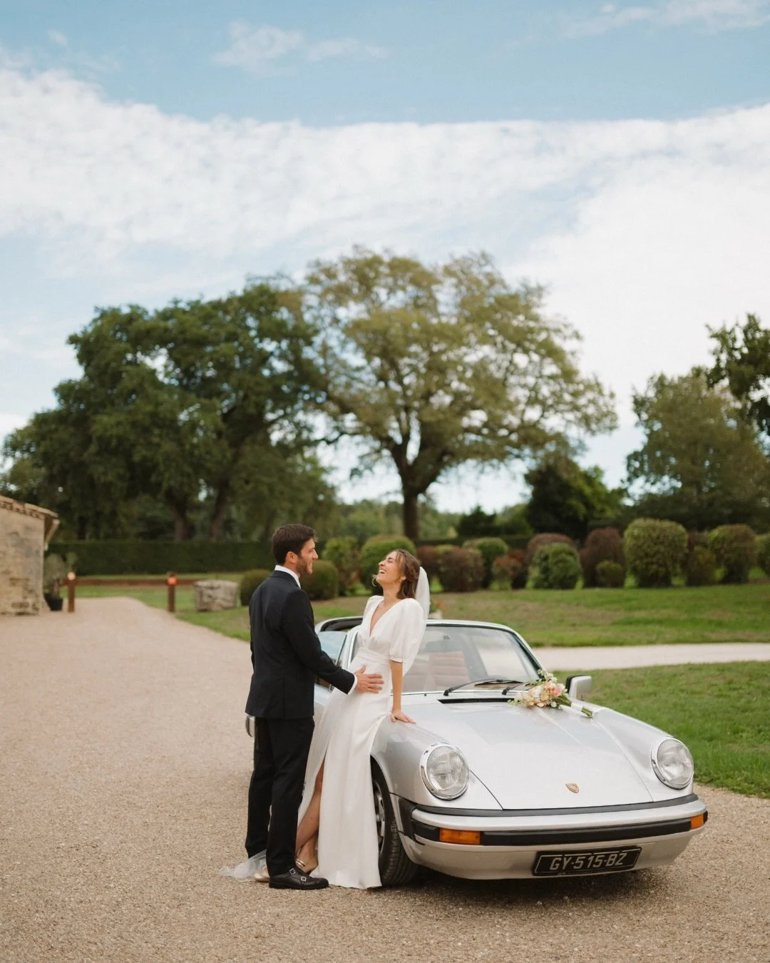 Je n&rsquo;avais pas encore pris le temps de vous partager les photos de couple d&rsquo;&Eacute;l&eacute;onore &amp; Louis pendant leur mariage &agrave; St-Emilion 🎞️✨

I hadn&rsquo;t yet taken the time to share with you the couple photos of &Eacute