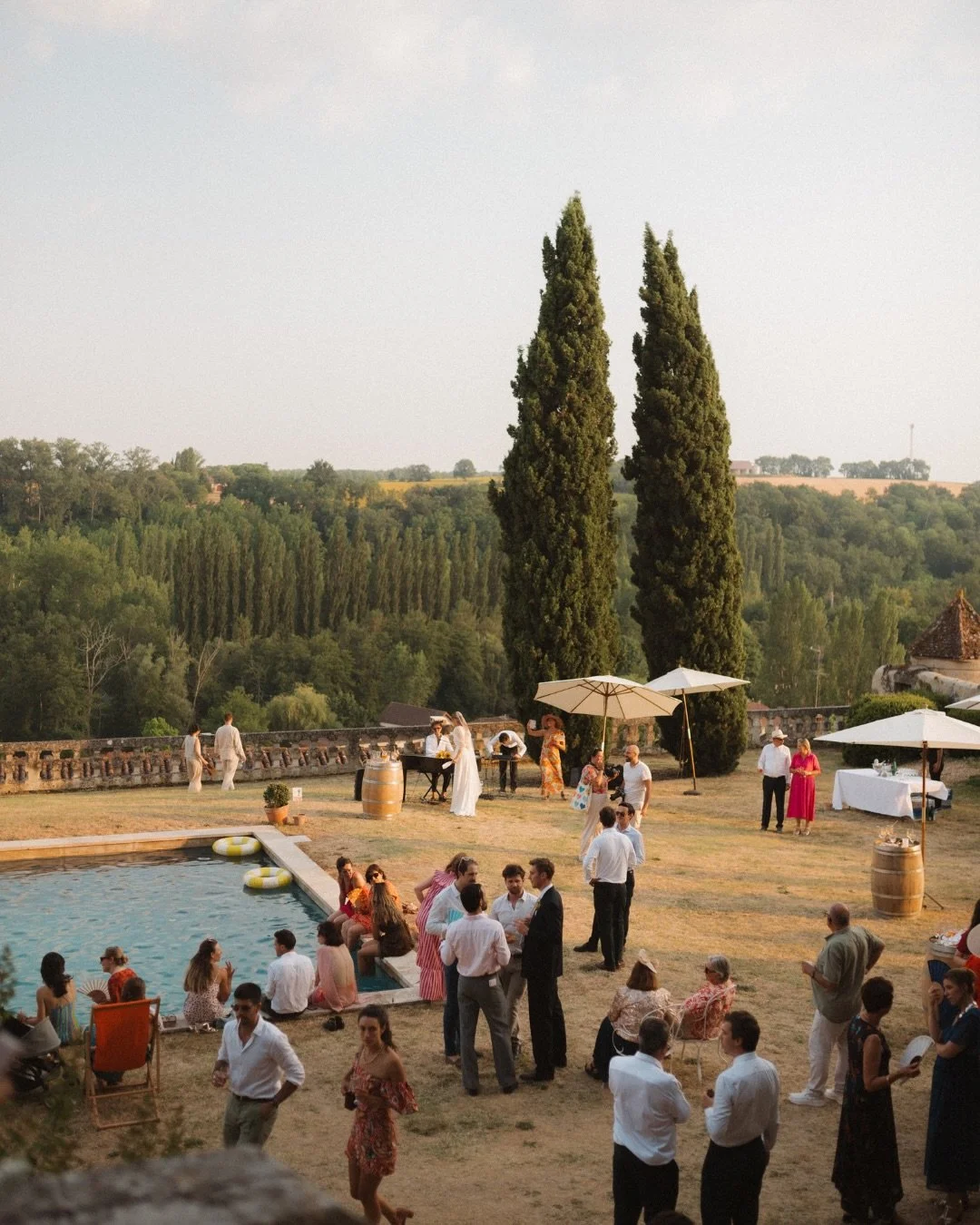 Il y a quelque chose de pr&eacute;cieux dans les images qui racontent tout ce qu&rsquo;un mariage &eacute;tait, au-del&agrave; de tout ce qui avait &eacute;t&eacute; soigneusement pr&eacute;vu. 

La lumi&egrave;re &eacute;crasante - les couleurs des 