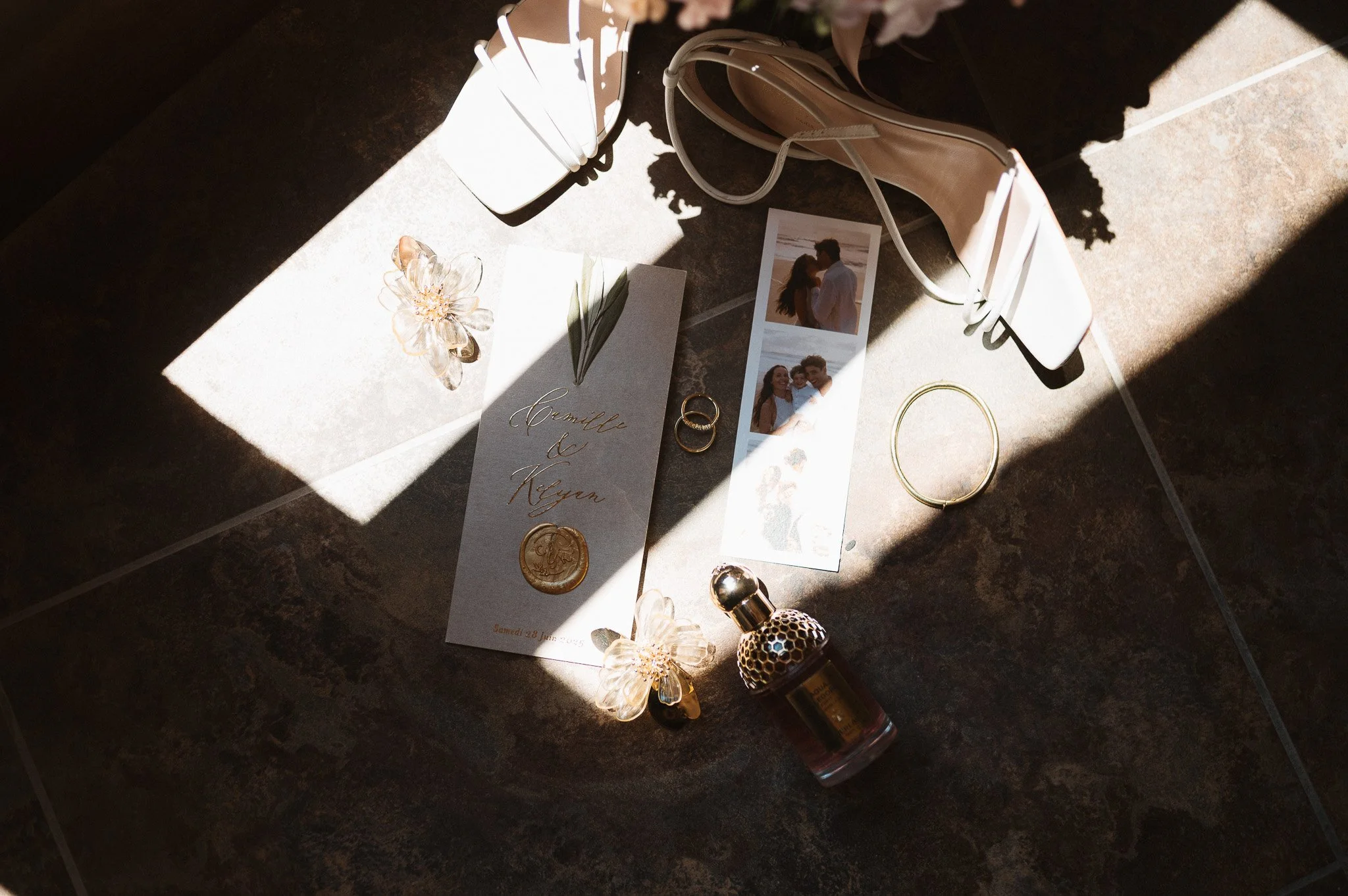 Flatlay préparatifs mariage details photographe
