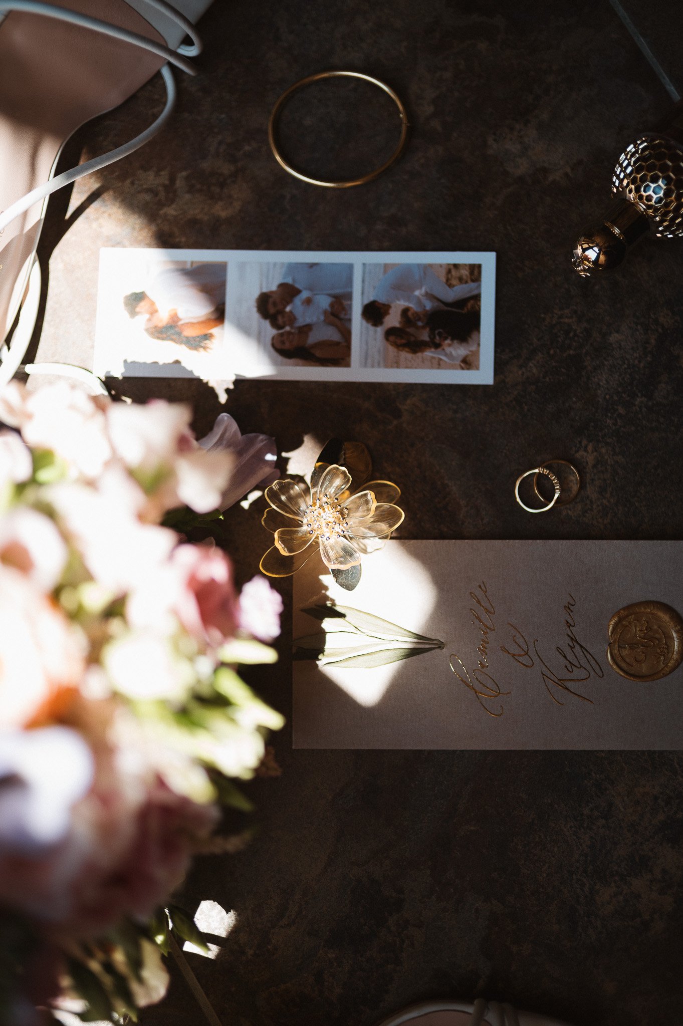 Flatlay préparatifs mariage details photographe