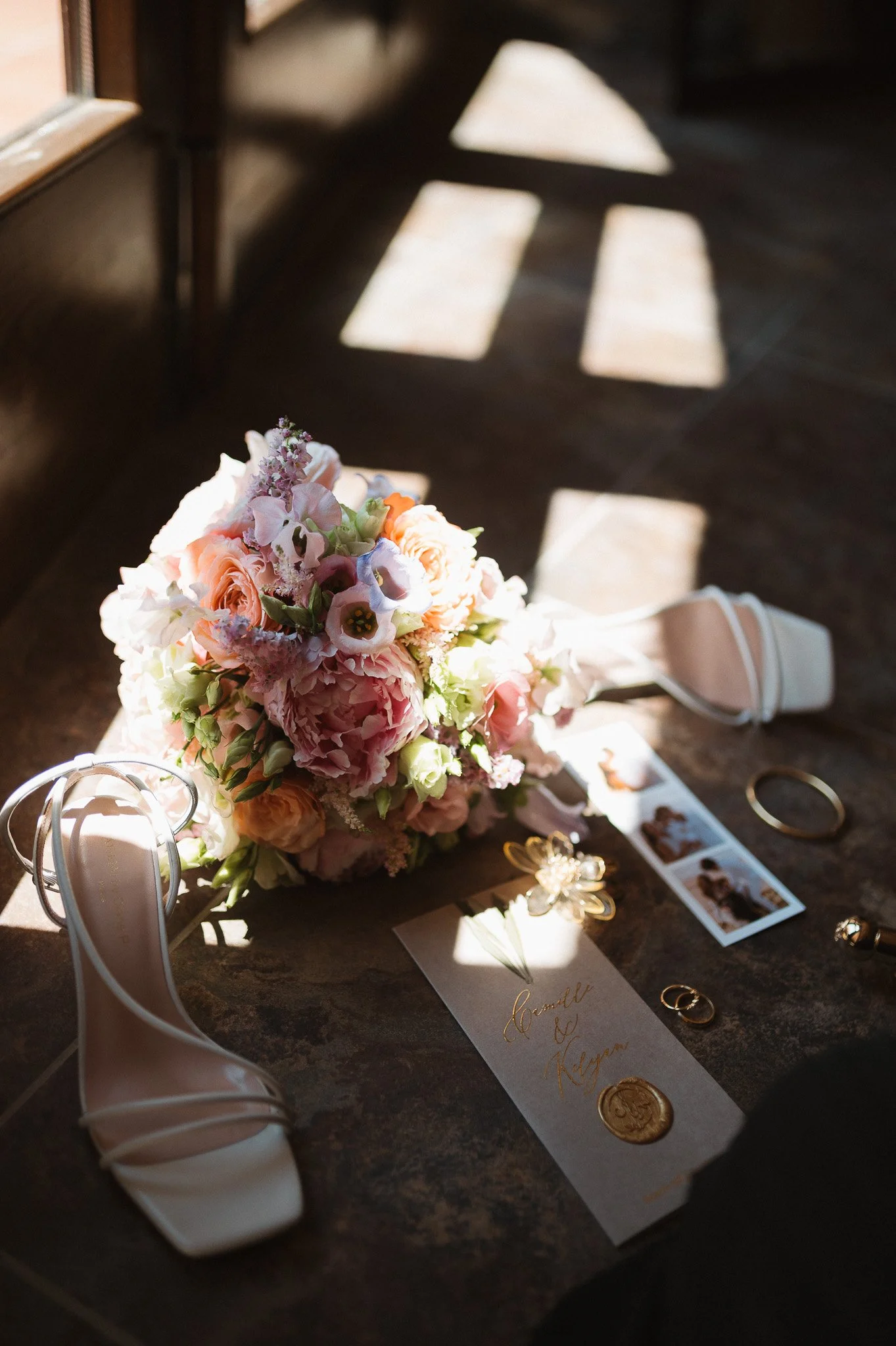 Flatlay préparatifs mariage details photographe