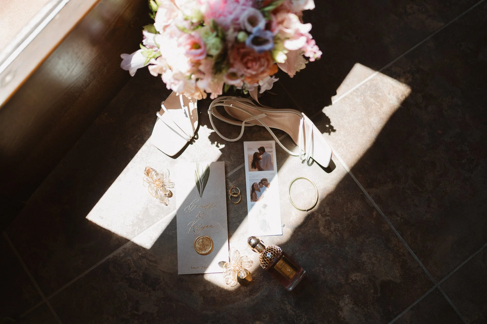 Flatlay préparatifs mariage details photographe