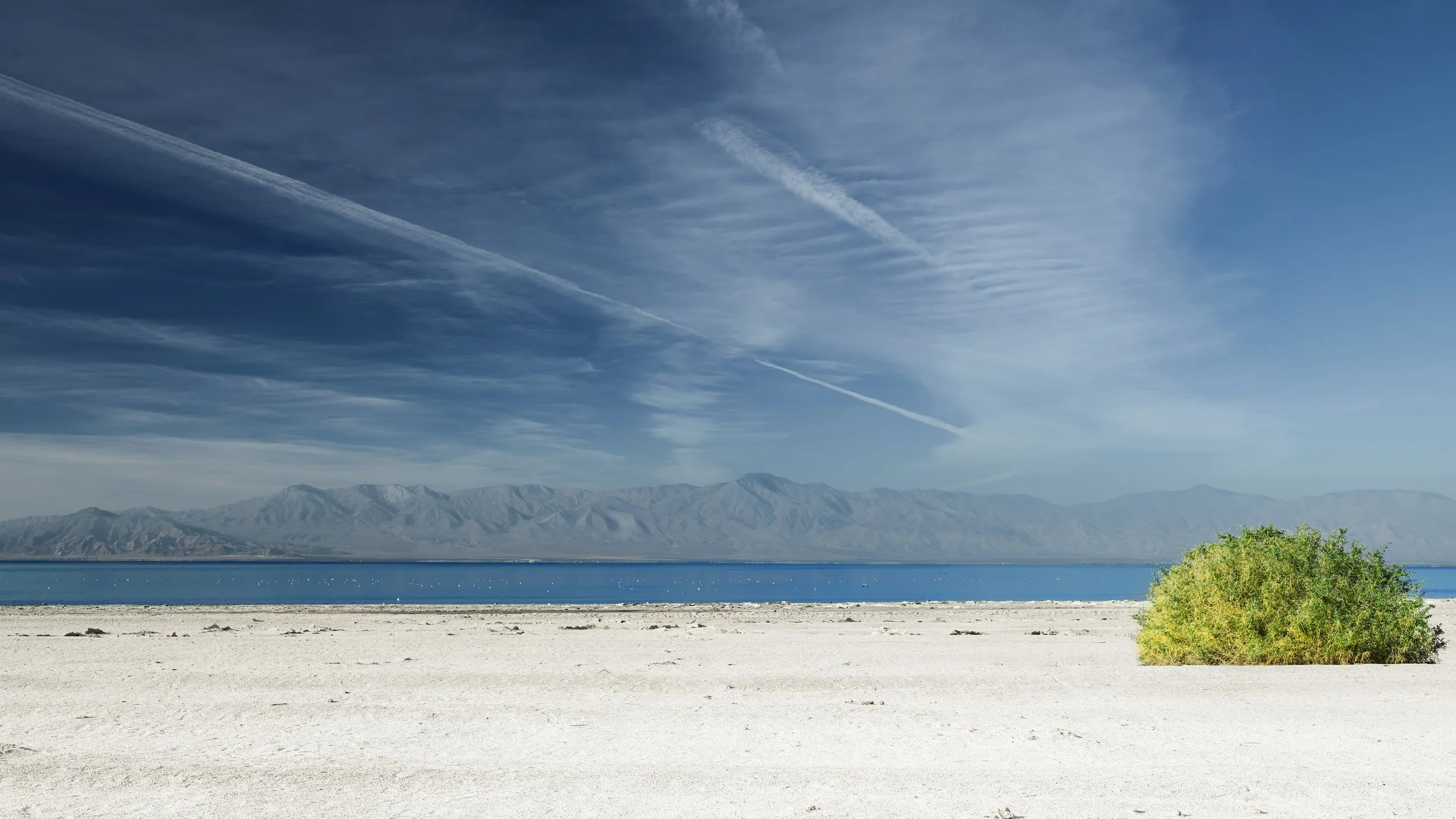 Weiter Horizont über Wasser und Bergen — Aufnahme von Sascha Hauk