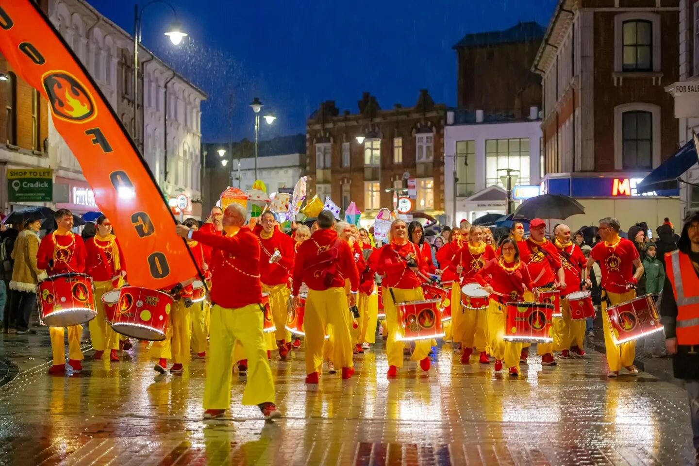 Check out these incredible photos from the @winterlanterns_twells earlier this month! Thanks for having us again. LOVED it! 🙏🏼🥁🔥

Credit: @shillingsnaps 

#tunbridgewellsevents #tunbridgewellsmums #winterlanterns #create #sambaband #drummer #samb