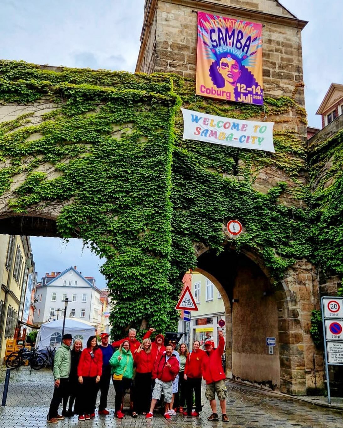 We have arrived!

#sambareggae #samba #sambafestivalcoburg #coburgsambafestival #coburg #blocofogo #fogiesontour