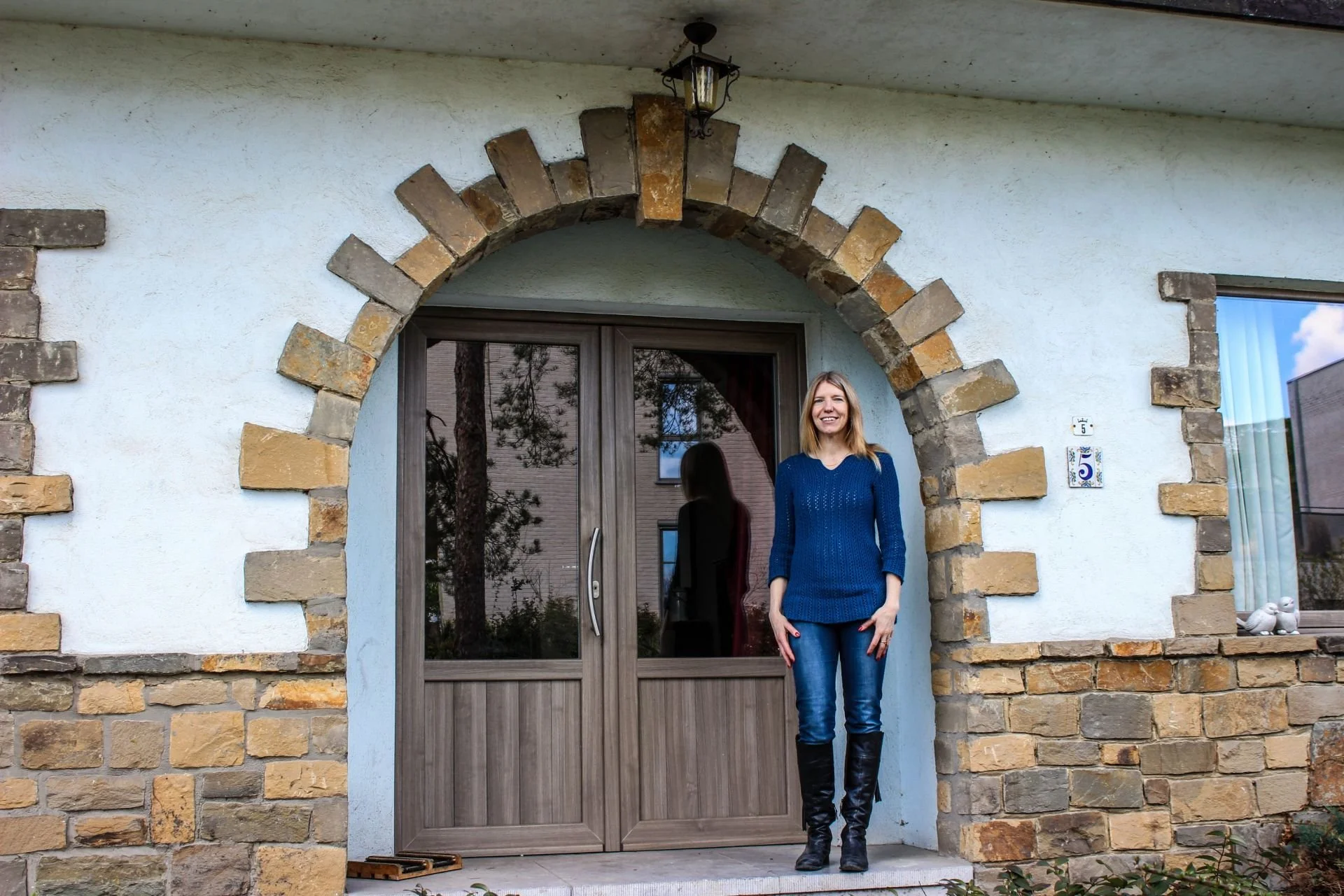 Gastvrouw Sophia voor de ingang van B&B Villa Kakelbont in Borgloon