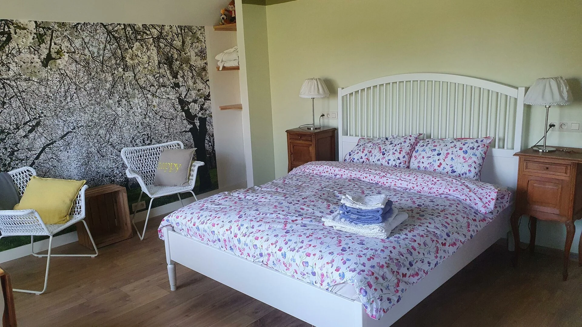 Lichte gastenkamer van B&B Villa Kakelbont met bloemeninterieur
