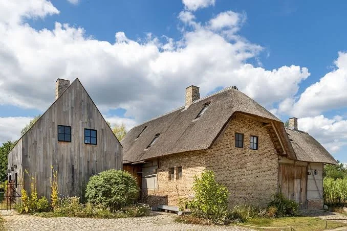 Uitzicht op Hoeve Corfs, een historische vakwerkboerderij, waar pelgrims kunnen overnachten. 