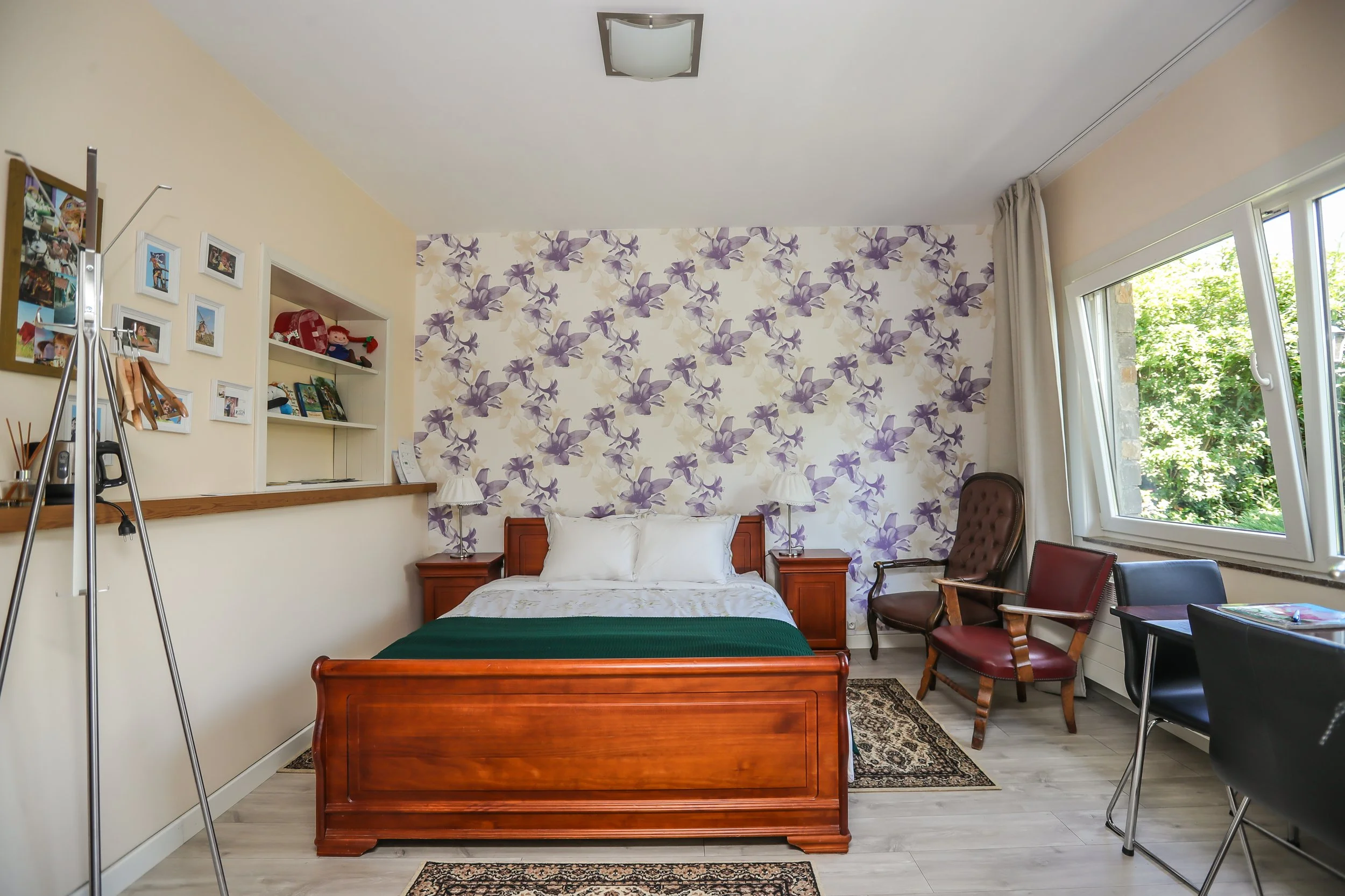 Gastenkamer van B&B Villa Kakelbont in Borgloon met zicht op de tuin