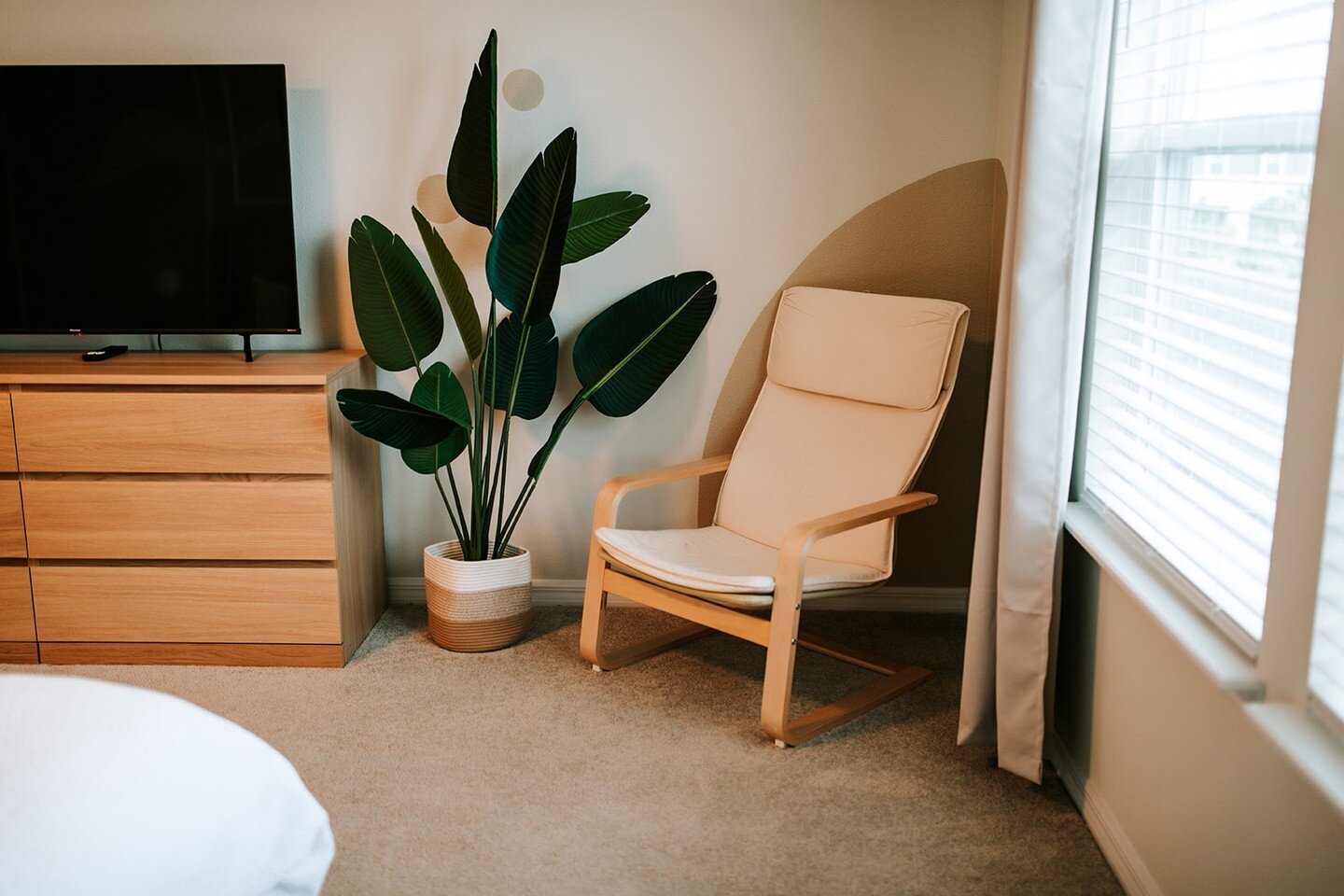 Here at MHM, we are all about neutral colors and clean, simple, spaces! ✨

Did you know you can shop parts of your stay using the link in our bio? Head on over there now to check out some of our favorite pieces! 🙌

#florida #airbnblife #beach #airbn
