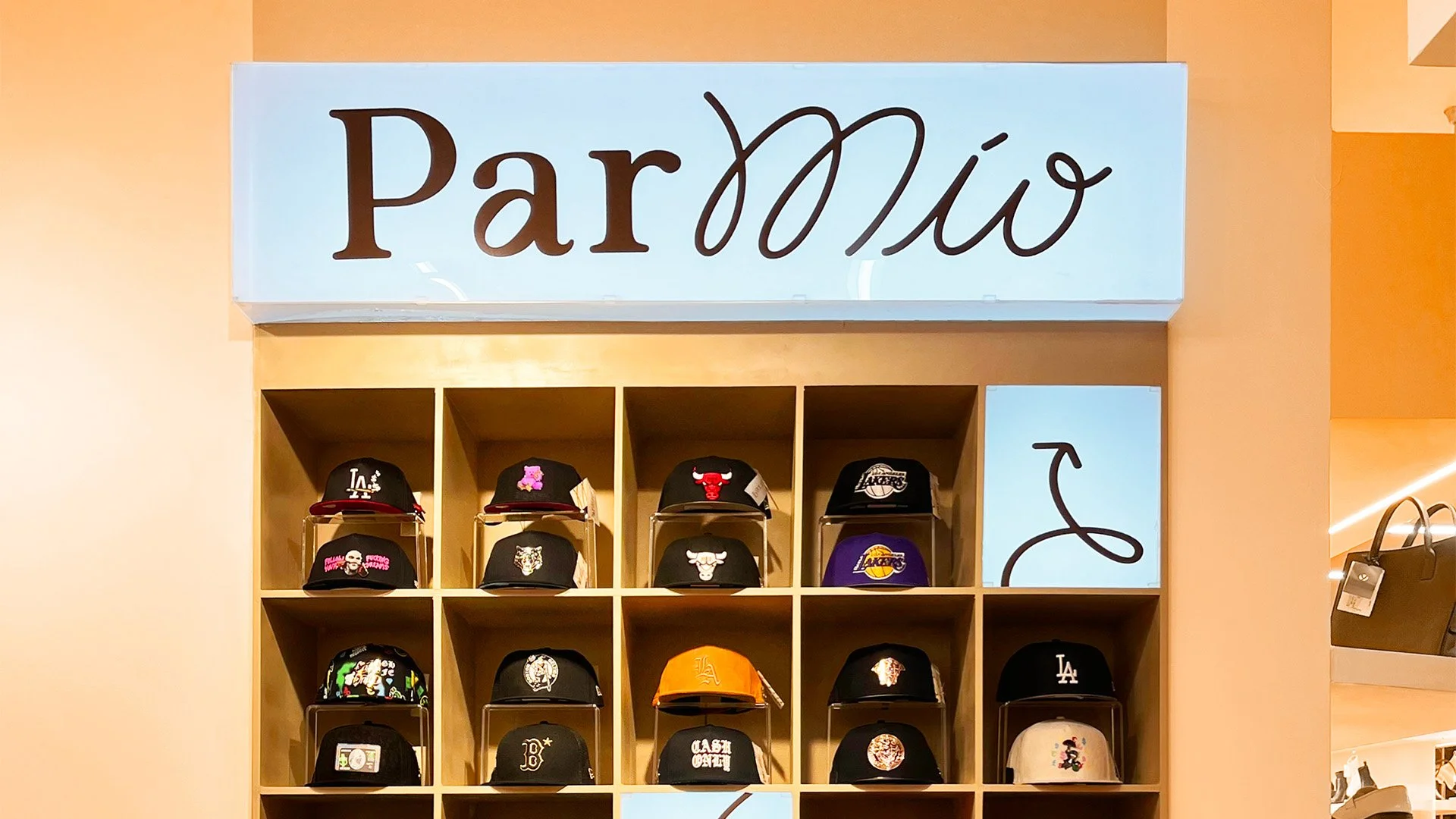 escaparate-para-gorras-diseño-de-interiores.jpg