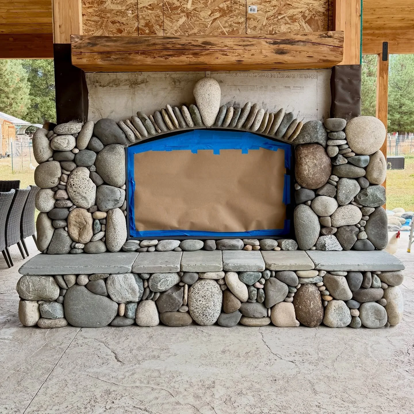 How the arch over a fireplace comes together #millerstoneworks #stone #stoneart #stonework #stonemasonry #stonemason #naturalstone #drystackstone #design #stonedesign #construction #contractor #masonrycontractor #masonry #stonefireplace #fireplace #f