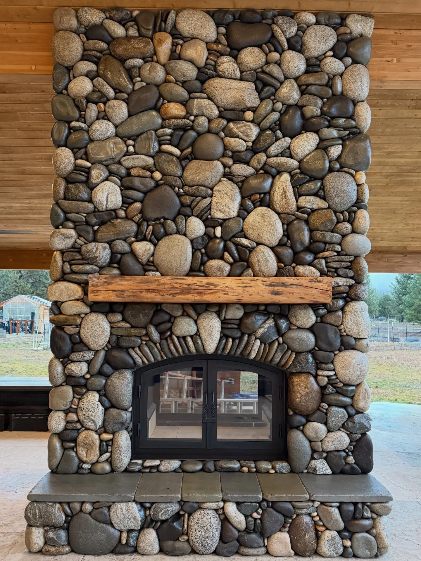 Packing up the tools and taking a few pics on my way out from the latest fireplace #millerstoneworks #stone #stoneart #stonework #stonemasonry #stonemason #naturalstone #drystackstone #design #stonedesign #construction #contractor #masonrycontractor 