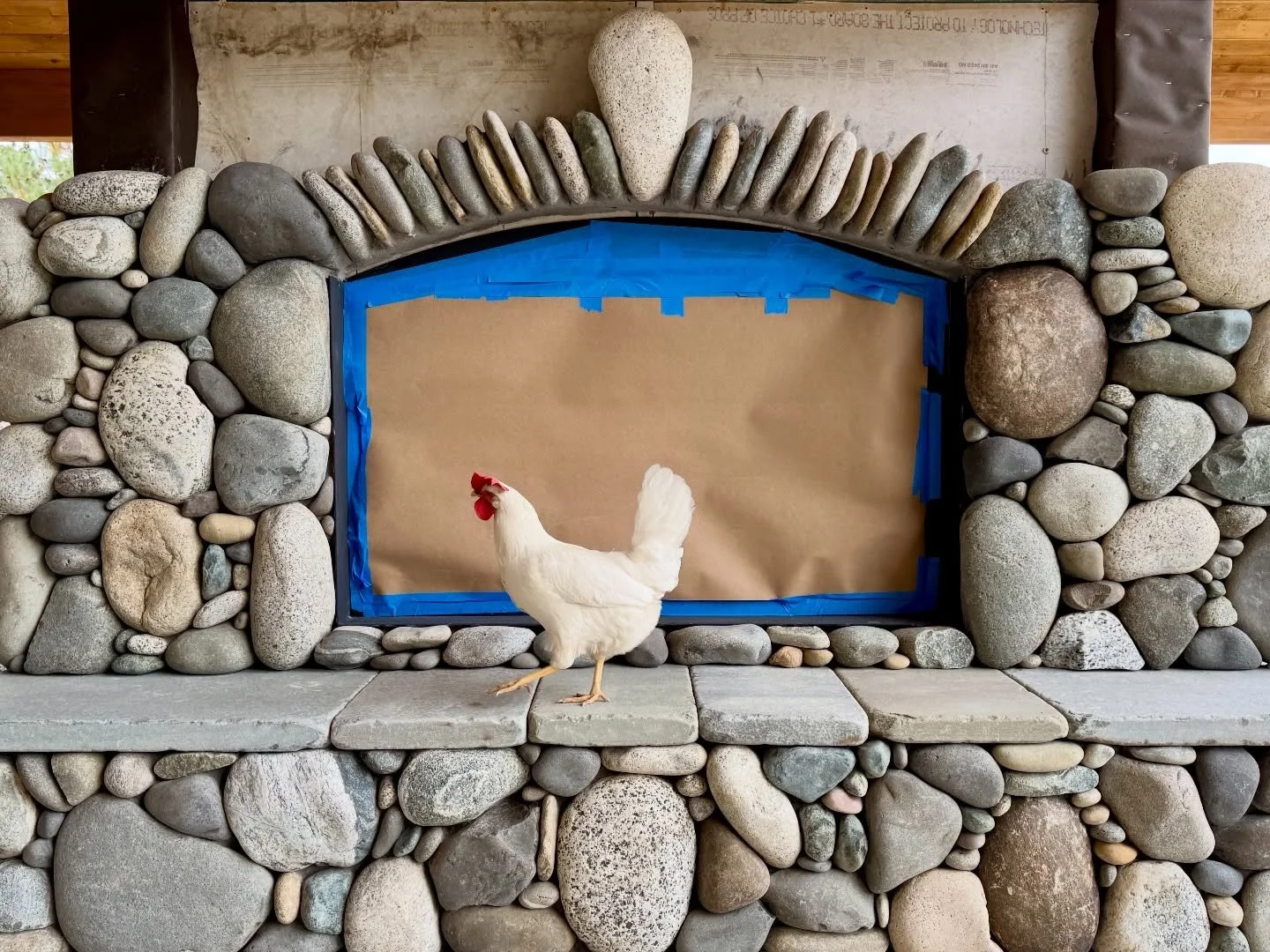 I normally work alone, but sometimes an assignment really helps - this has to be one of my favorite pictures from 2025 #millerstoneworks #fireplace #stonemasonry #rooster #riverrock