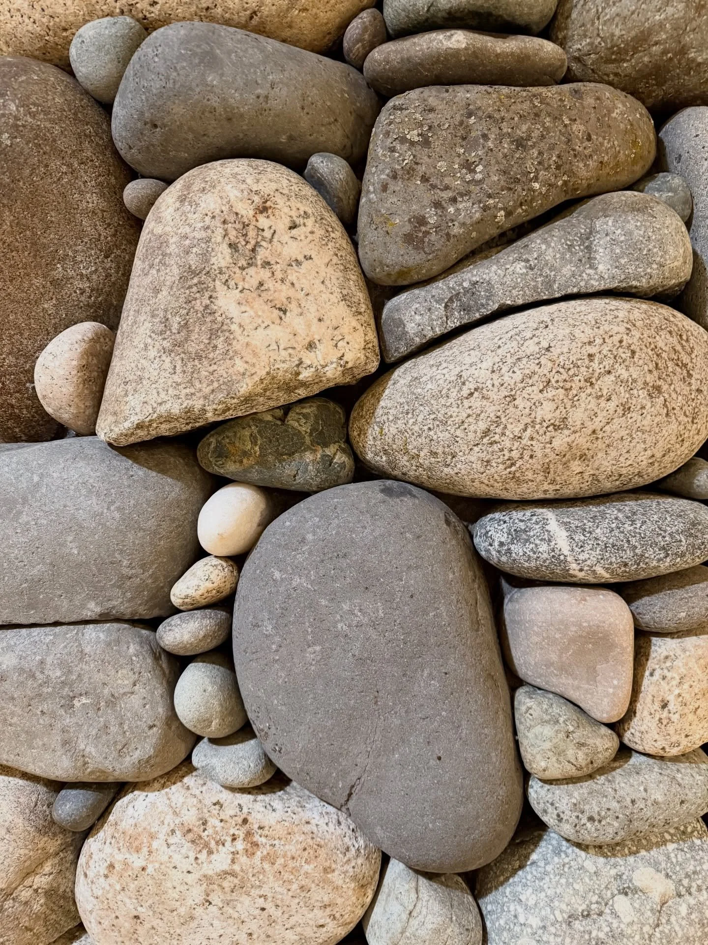 Random shapes in random patterns #millerstoneworks #stonemasonry #riverrock #random
