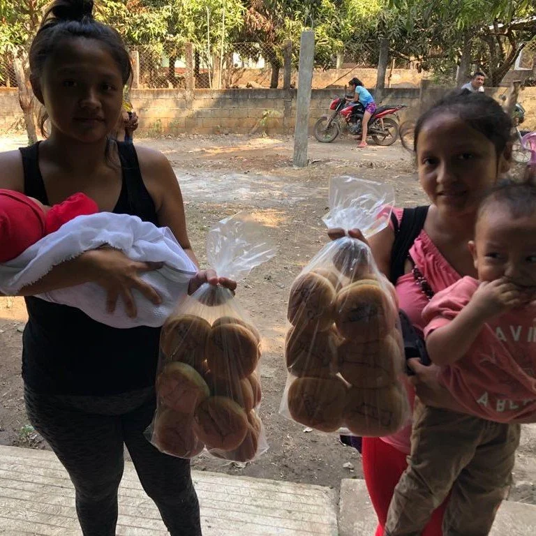 Young mothers receiving food