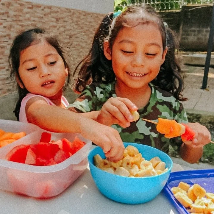 Children eating fruit