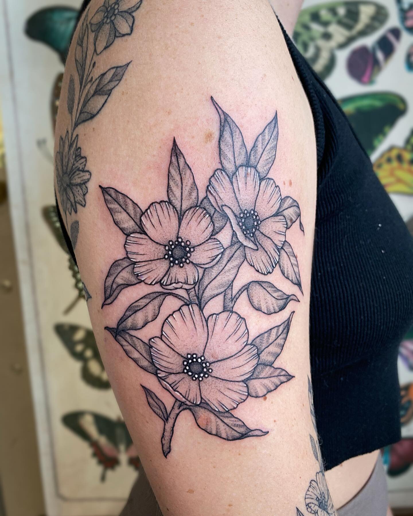 ▪️flower filler▪️

So many flowers lately and it&rsquo;s got me in the spring mood 🌸 
Love this piece that&rsquo;s perfectly framed by a healed floral wrap, thanks so much @alisonlee___ for the trust! ✨

#flowertattoo #corvallistattoo #downtowncorva