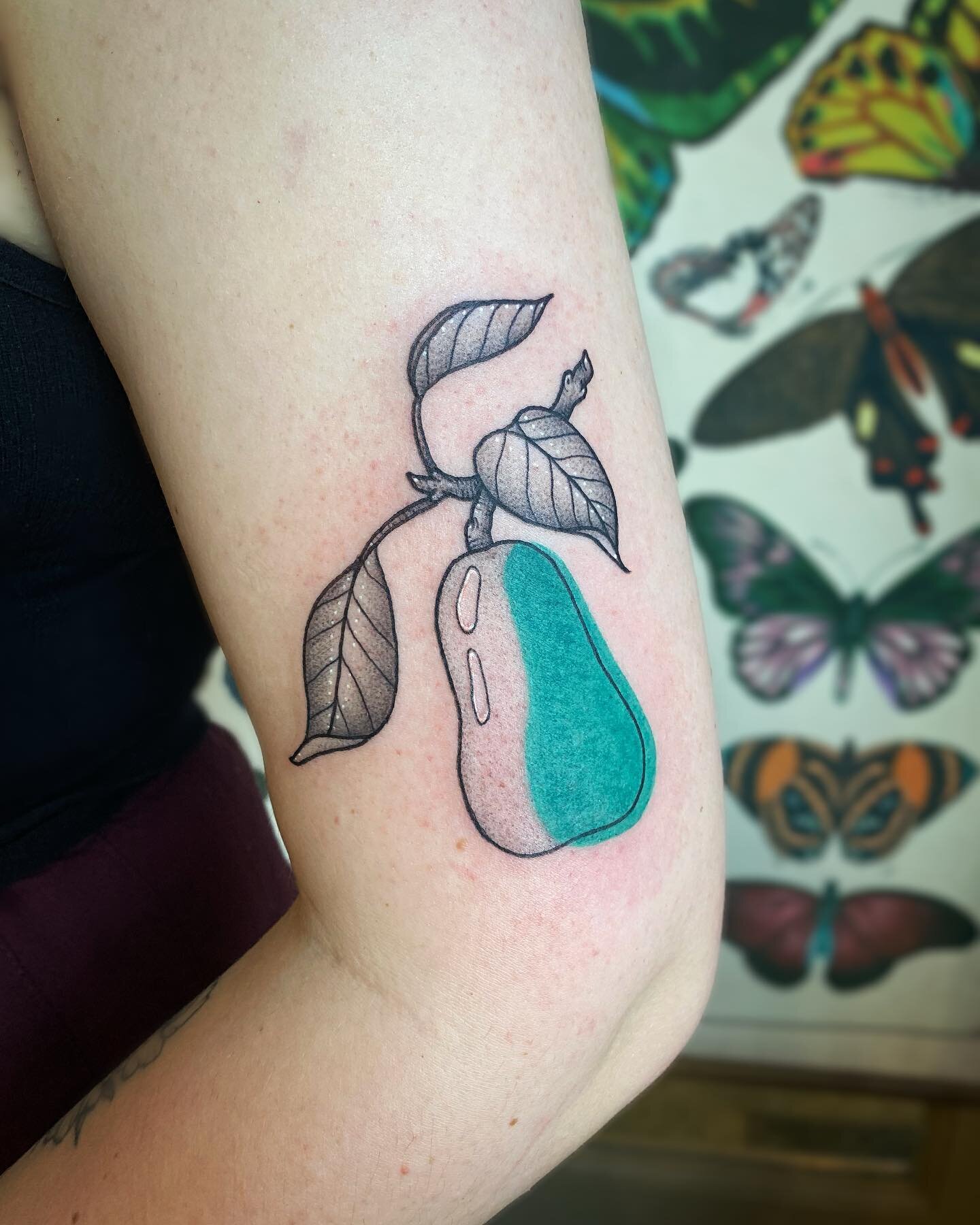 ▪️pear-fect▪️

Got to do another one of my flash pieces finally! This cutie pear lives forever on @katina.dix now ✨ Thankful for you!

Would really love to do more of my funky colored flash pieces, available in my highlight, DM or email if you want o