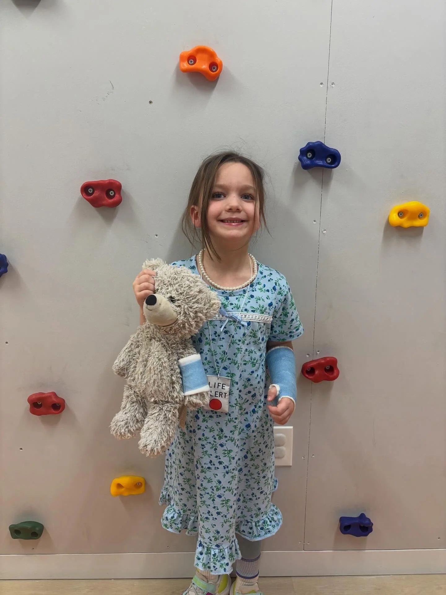 Healing is always better with a best friend!🧸💙
In the mean time, we are cheering her on every step of the way until full recovery !
#recovery #kidsortho #kidsorthonj