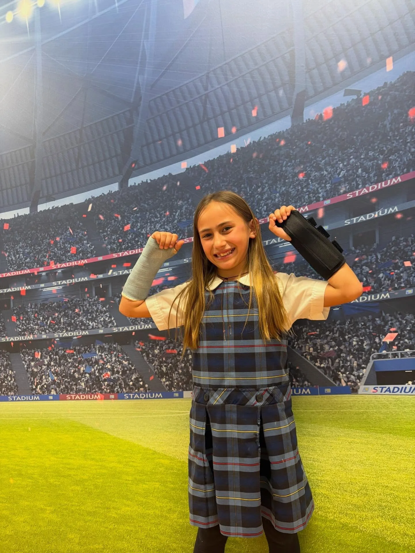 Hands up&hellip; I mean hands in casts😅
Big smiles and great recovery on the way!
#healingtogether #DrDean #kidsorthonj #fracturecare