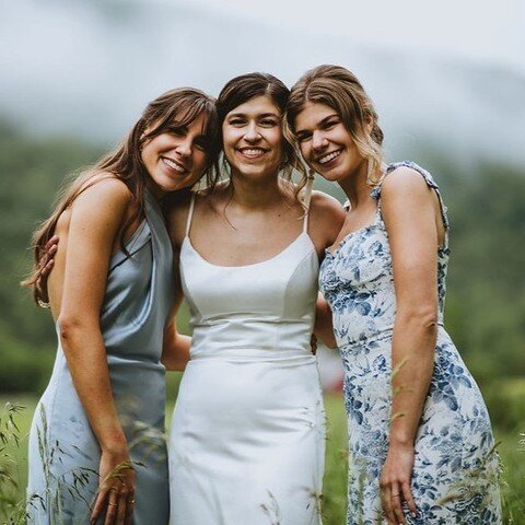 How stunning is this group!? 😍 We are obsessed with these timeless, elegant looks that Sarah and Tayla created for this beautiful June wedding day! ✨

Bride's hair and makeup and bridal party hair by Sarah for Hopcraft Collective: @finishingtouchvt
