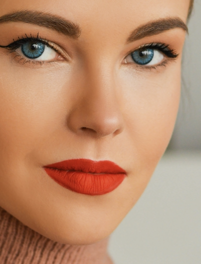 Caucasian model wearing short, spiky mascara that highlights her high-spirited beauty