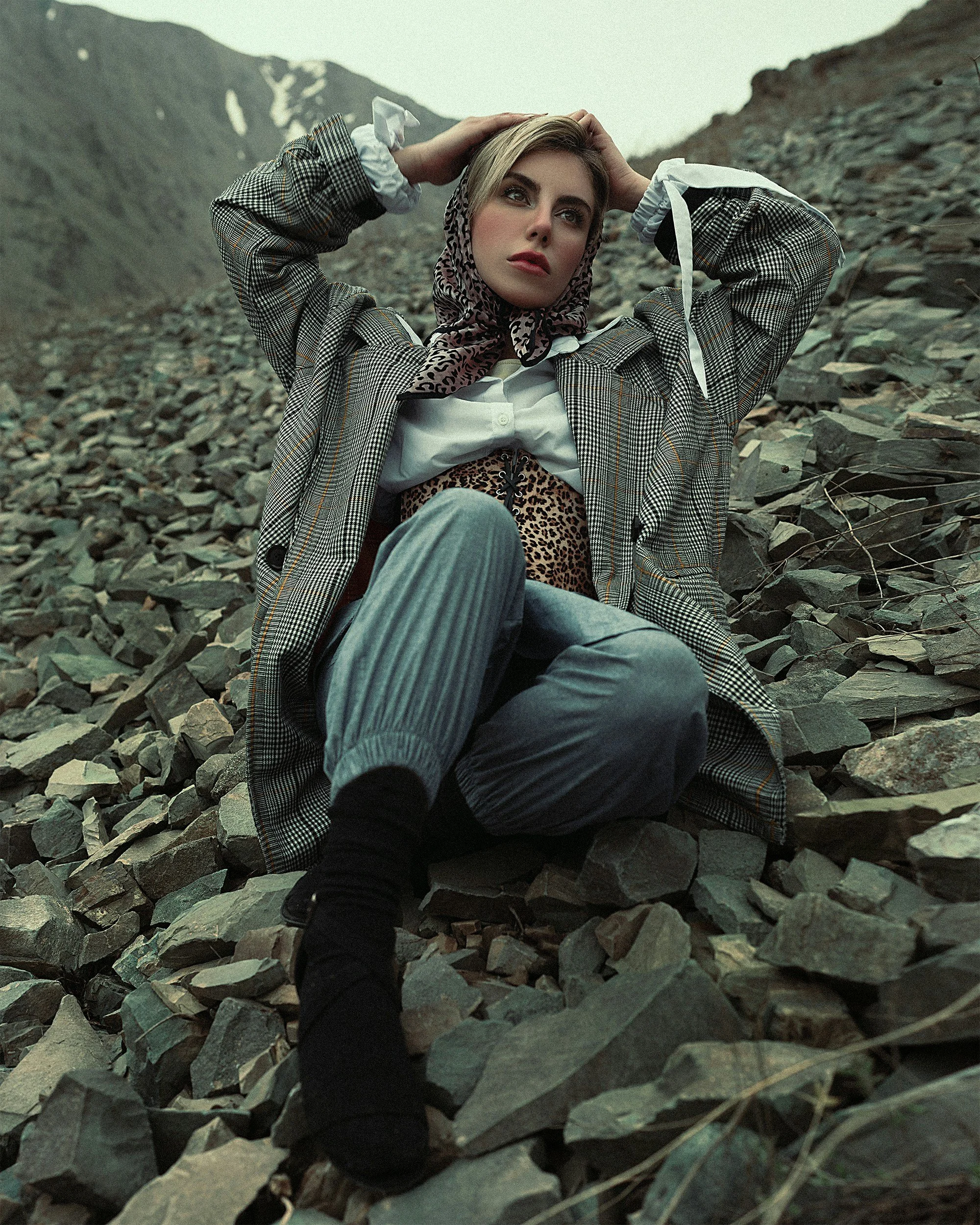 Woman wearing an avant-garde outfit that mixes a plaid blazer with leopard accessories