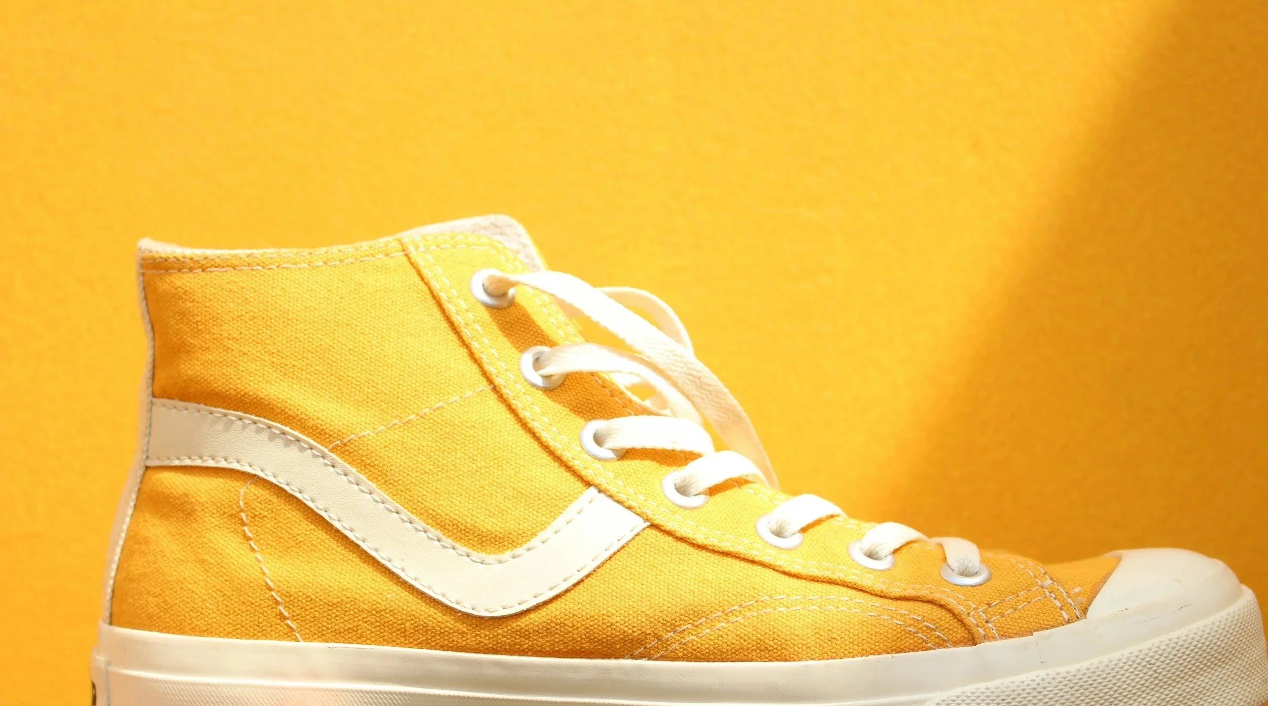 Bright yellow Gamine converse, a great shoe for this style essence