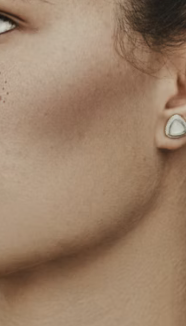 Model wearing thick, short contour that emphasizes the compact Gamine shapes in her bone structure