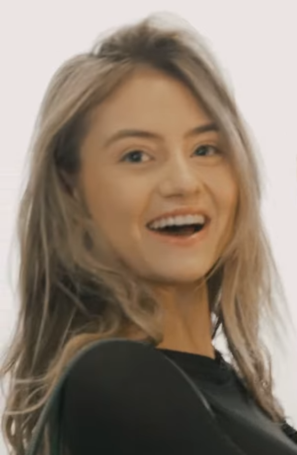 Headshot of Leni Klum, showing her compact, highly Ingneue Gamine features including a short nose and cheeks