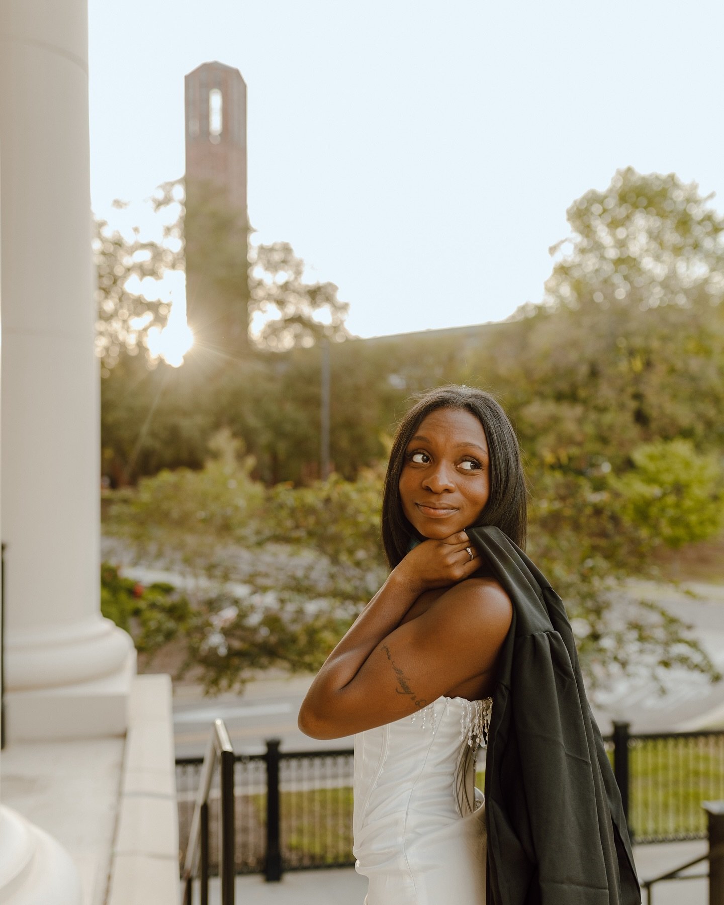 Graduation golden hour sessions just hit differently😩😍 Christina was an actual model and such a natural, love celebrating people and their big accomplishments 💓💓
