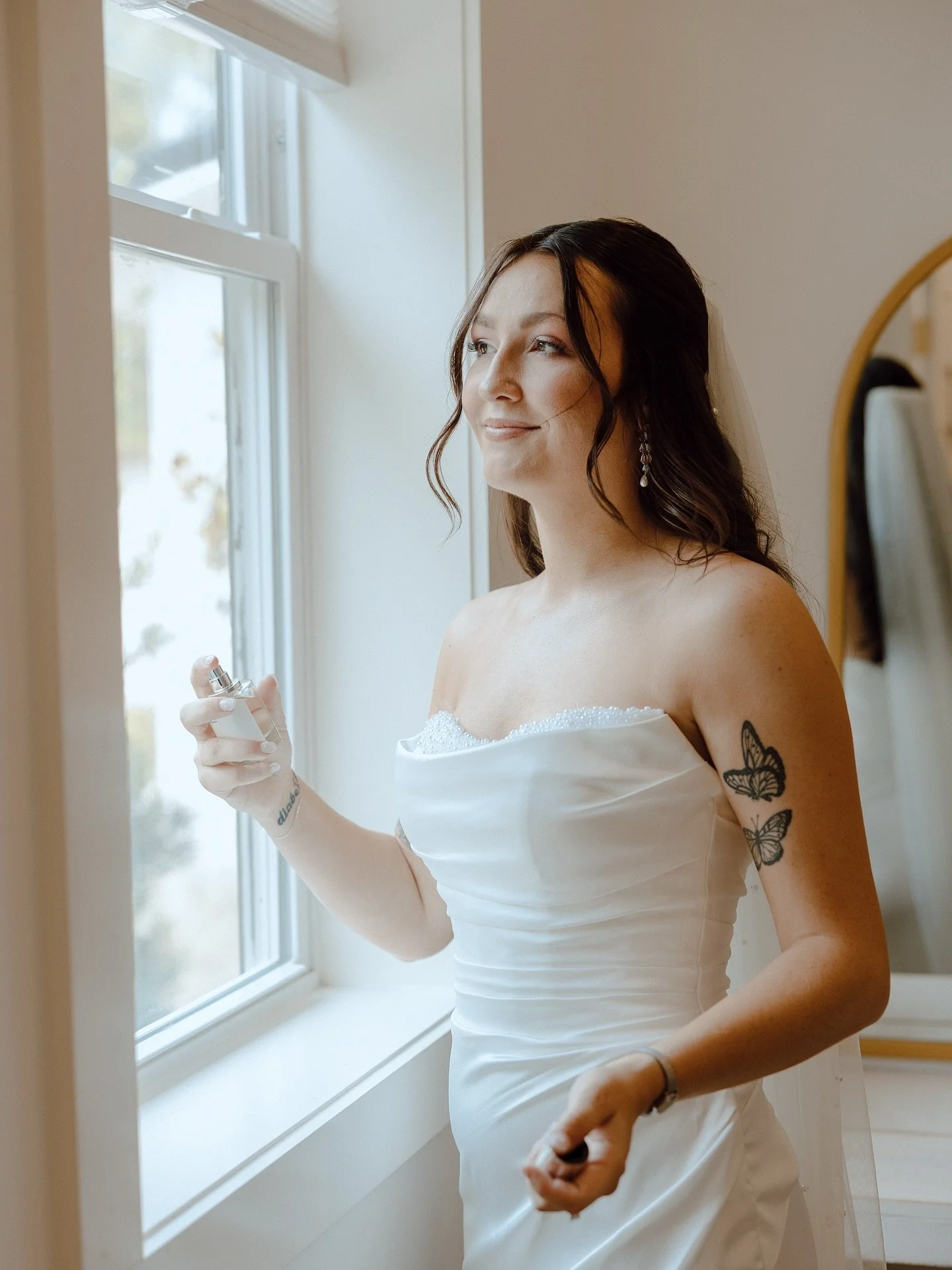 A moment for the bride π
@alyyfreeman was so stunning on her wedding day.
