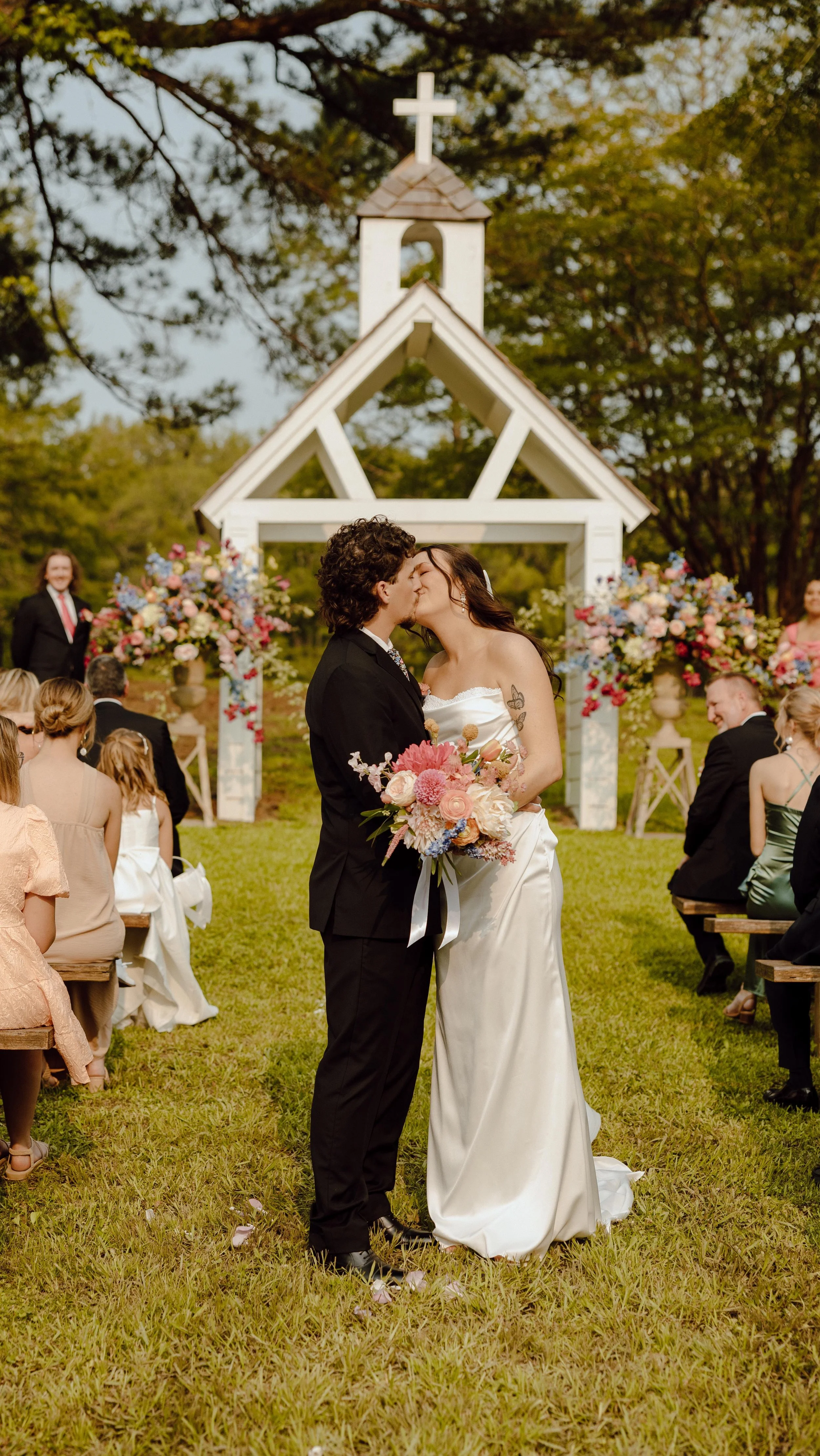 The Freeman’s πππ
Will never ever get over their wedding day. The sweetest, most patient, and easiest couple to work with. Missing summer weddings π«Άπ«Ά
Photographed Wedding in Starkville, MS, now booking in North MS weddings 2025 and 2026