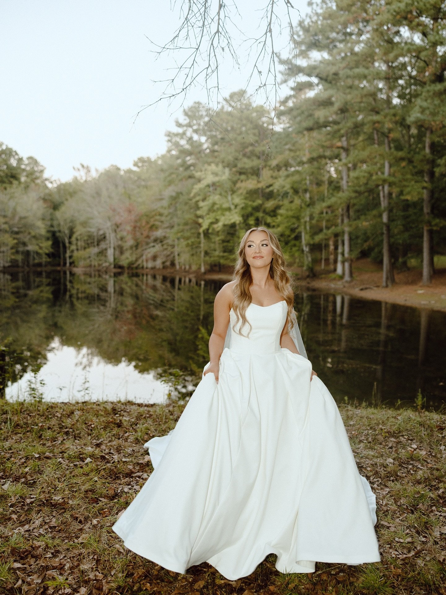 Been patiently waiting to share these stunning fall bridal portraits😍😍

Love capturing bridal portraits before wedding days, but hate the wait to share my gorgeous brides 🫶 Going to miss all the fall weddings and sessions as busy season is startin