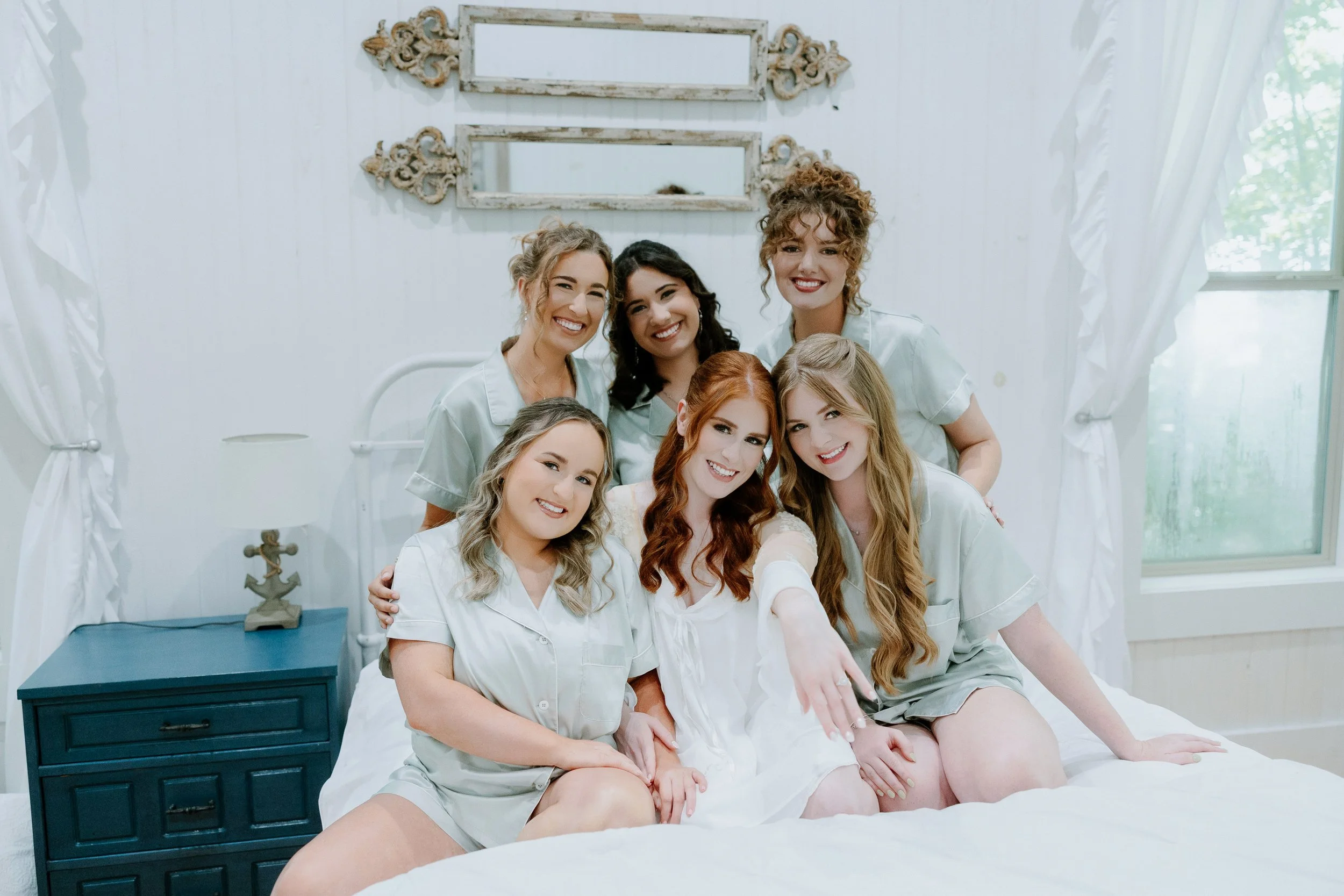 Bridal party getting ready at Bunker House at Kingfisher venue
