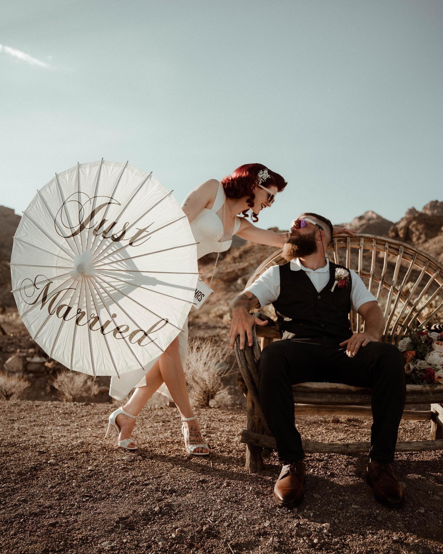 When you&rsquo;re a pin-up queen at your elopement. Love these two from Sweden
.
.
.
.
Shot dor @onyxandarrowphotography by @pzanardi.films 
#elopemement #vegasphotographer #vegasvideographer #elopementphotography #elopementlasvegas