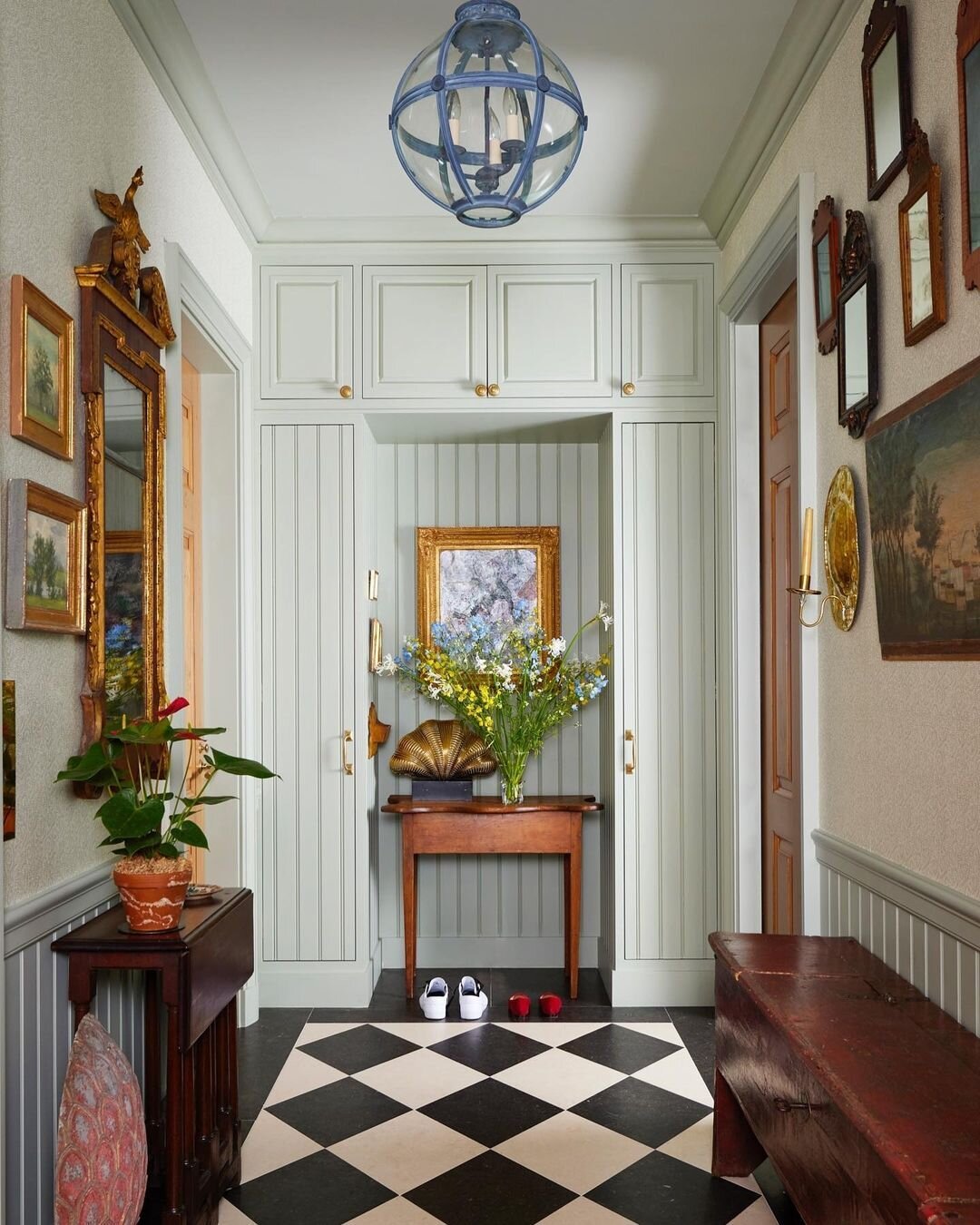 Functional spaces certainly don't have to be boring- this is one stylish hallway! We especially love the clever use of storage (hello, beadboard!) 😍
.
Design: @saragilbaneinteriors
.
#classicsouthernstyle #traditionalhome #grandmillenialstyle #class