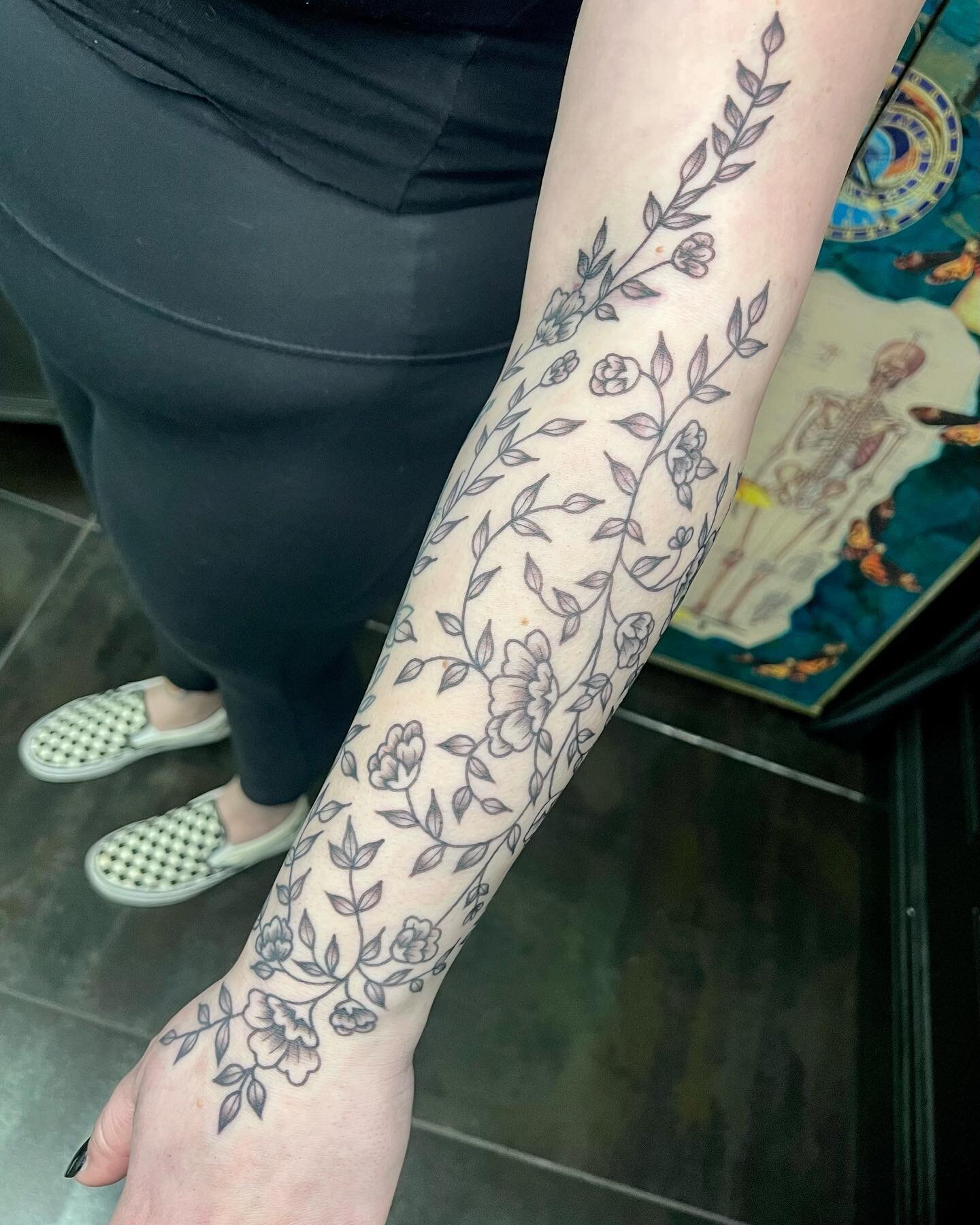 Partially freehand, partially stenciled vines and flowers for Taylor! I love that we were able to integrate the cat tattoo I did like 3 years ago. Thank you for letting me make this for you 🖤