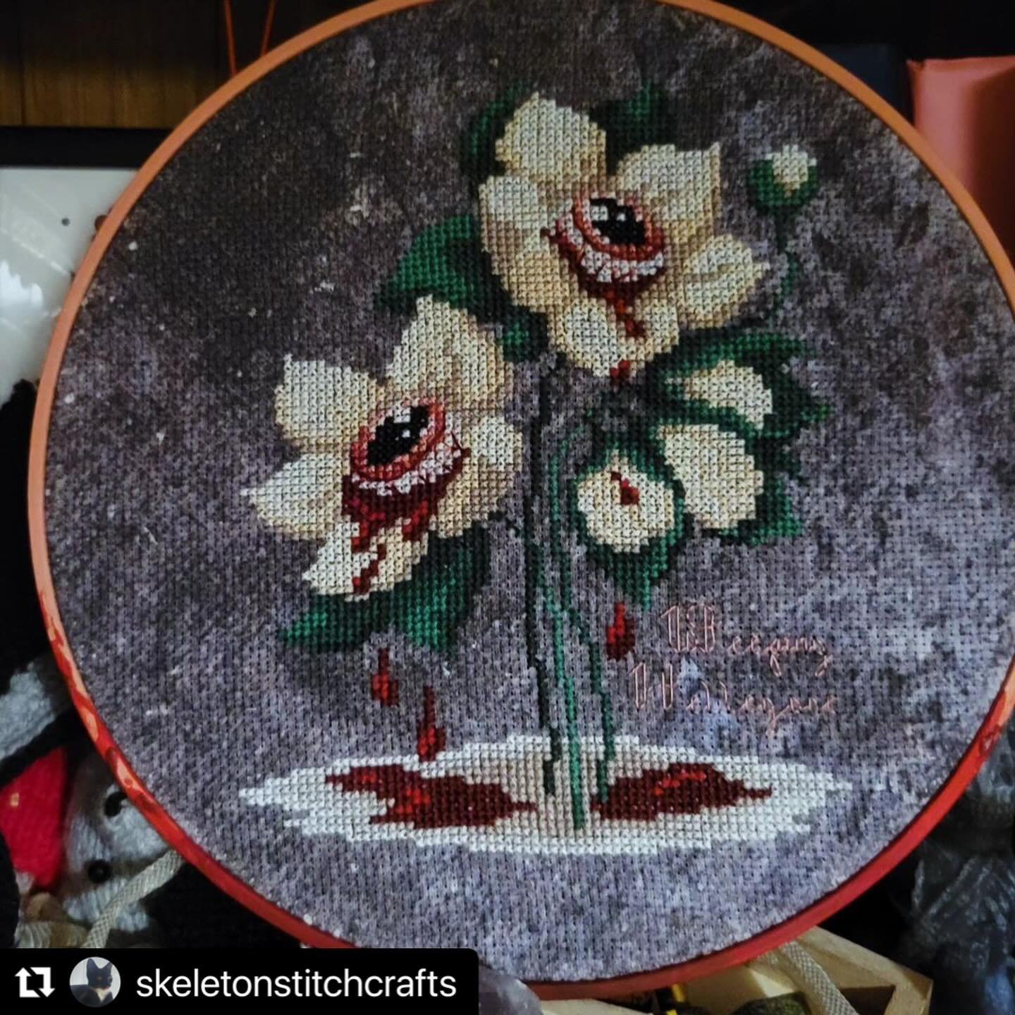 I can&rsquo;t get over how cool this finish by @skeletonstitchcrafts is, from the &ldquo;Grave Dirt&rdquo; Aida from @kittybloomstudio to the custom-painted hoop 🩸🩸🩸 Thank you so much for sharing your beautiful work!!

#Repost @skeletonstitchcraft