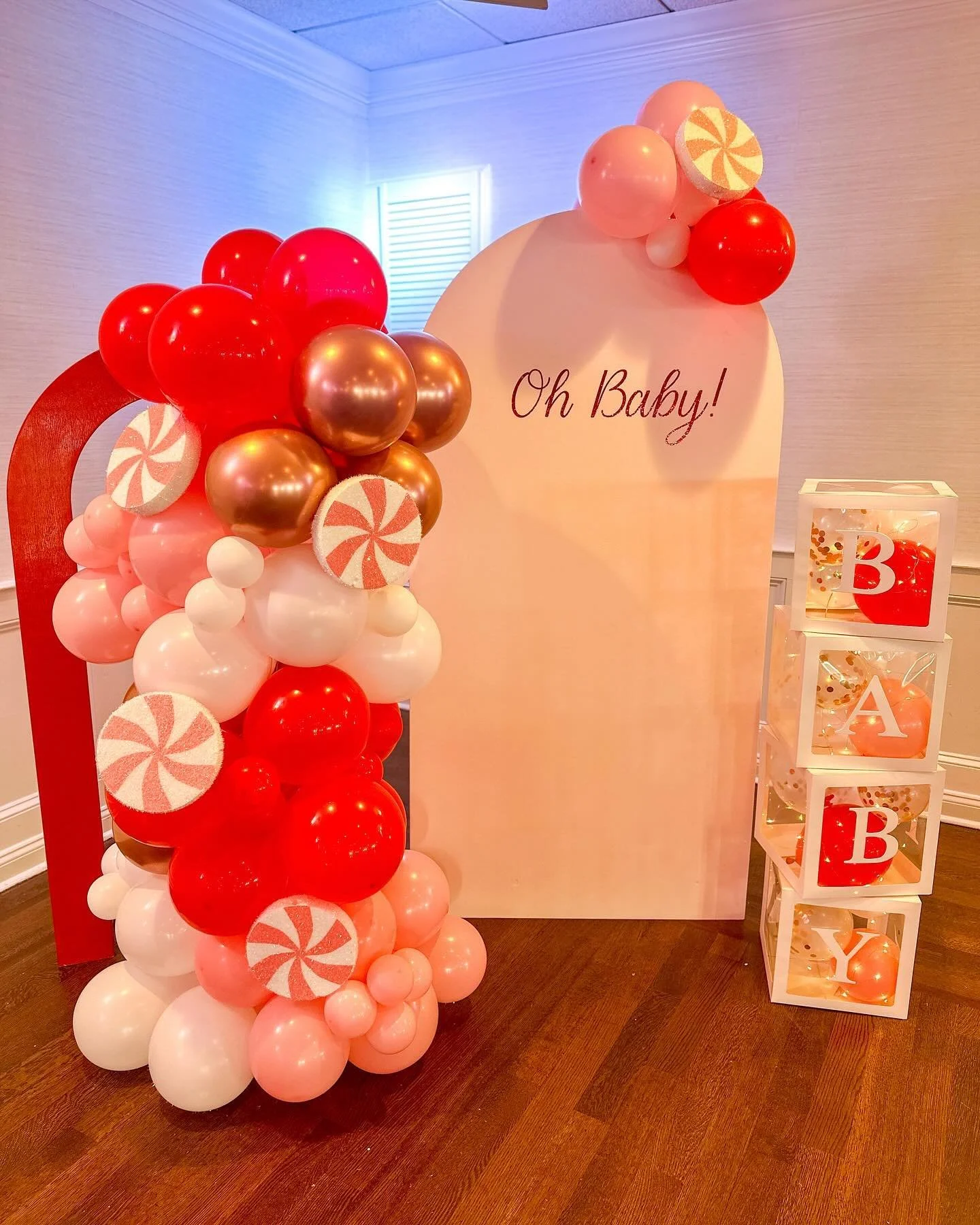 Meghan&rsquo;s merry little baby shower! ❤️🎄❄️✨🎈We had so much fun doing these holiday themed balloons &amp; backdrops! Message us today for a free quote! 
.
.
.
.
#babyshower #bridesoflongisland #libabyshower #liweddingvenue #liweddings #liwedding