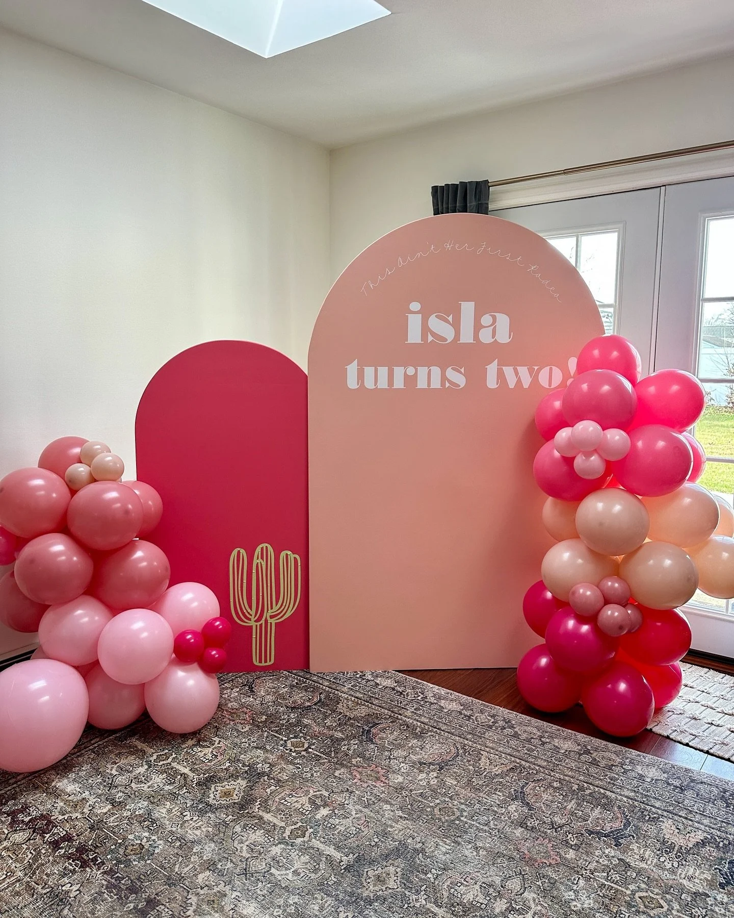An oldie but still a goodie 🐴 🤠🍭 🥾🍰🌵 &ldquo;This Ain&rsquo;t Her First Rodeo&rdquo; Themed 2nd Birthday Party! 💓 
Backdrop, balloons, signs &amp; graphics- @outeastevents 
Cake - @forgoodnesscakesco 
Cookies- @raes.cookies 

#longislandparty #
