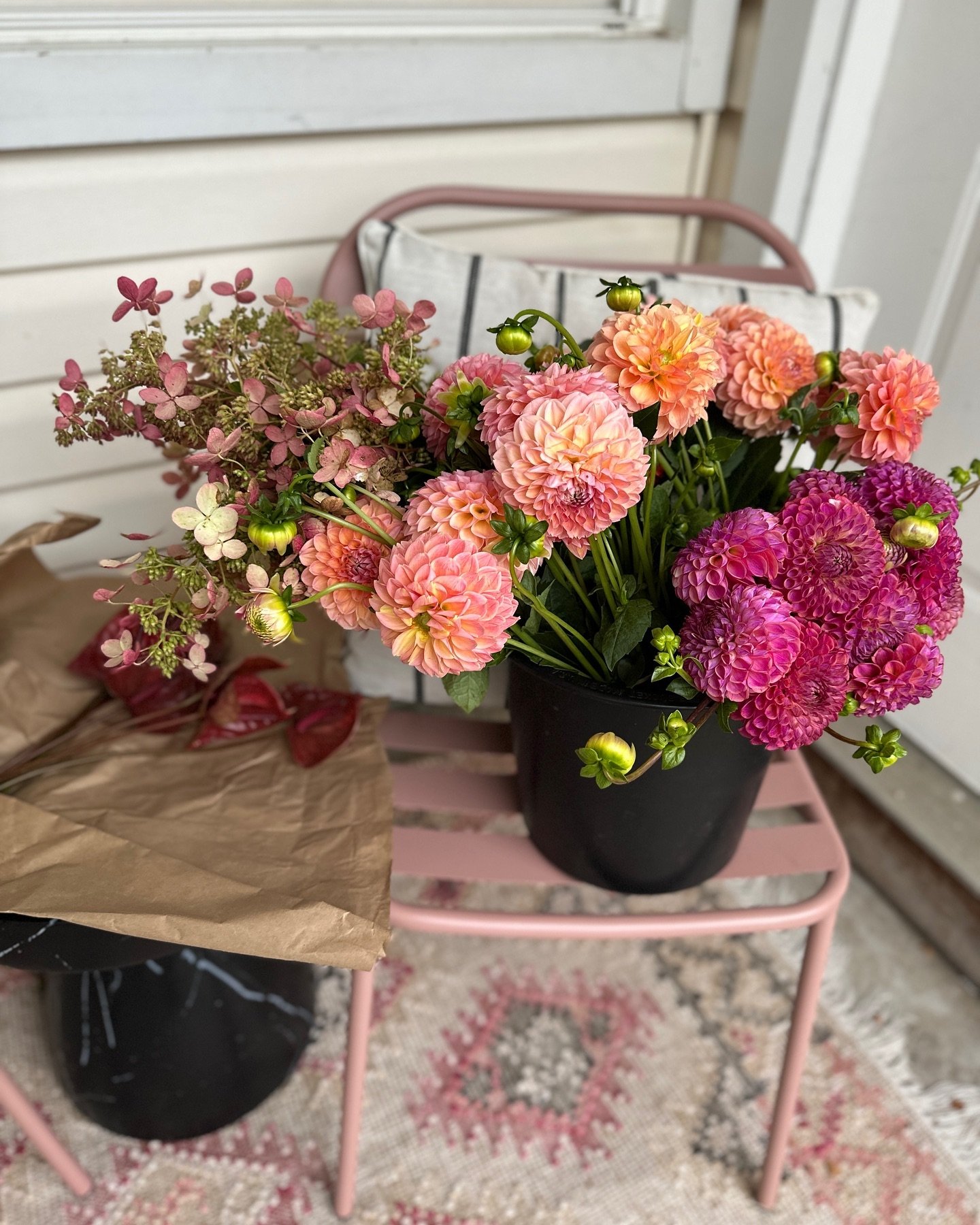 We&rsquo;re more than just balloons! 🌸🤍🎈Out East Events can help you design your dream party! Party planning, flower arrangements, custom laser engraved favors, party rentals, balloons, personalized photo backdrops, bespoke signage and logos, and 