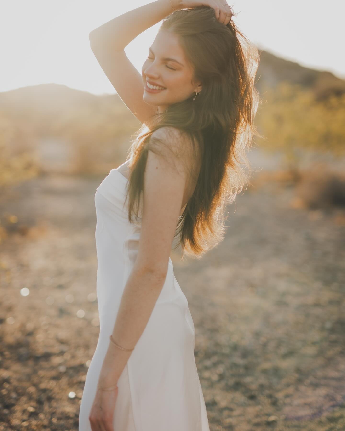 Congratulations to this stunning 2025 grad, Avery!! And can we take a moment to appreciate the white satin dress choice for her senior photos?? Absolutely loved the look!