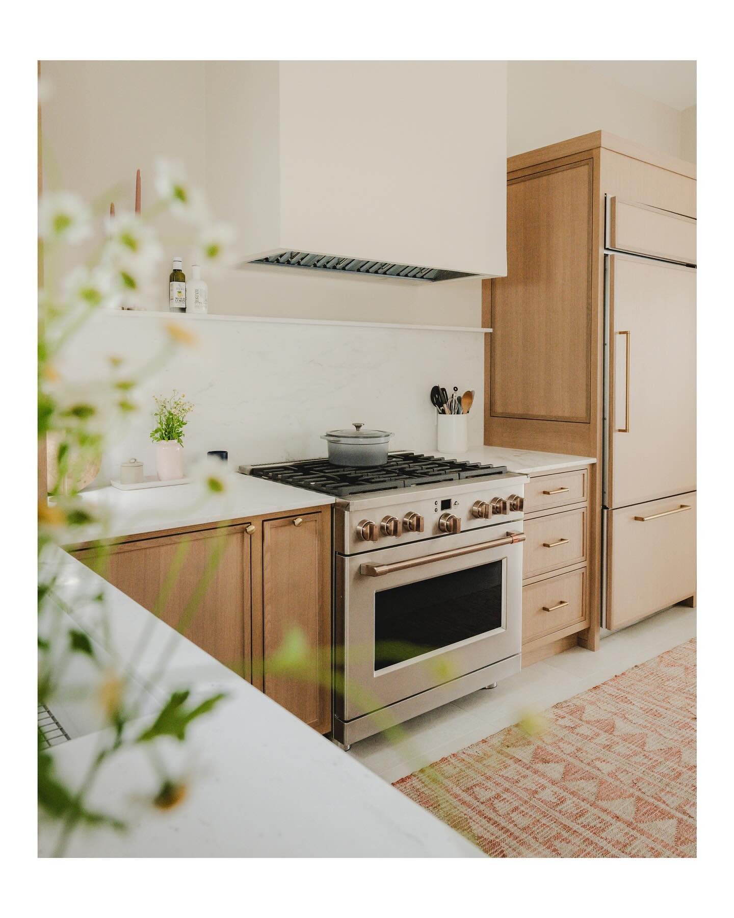 Loving this clean yet warm kitchen remodel in the Arcadia neighborhood of Phoenix designed by @cmgmdesign .