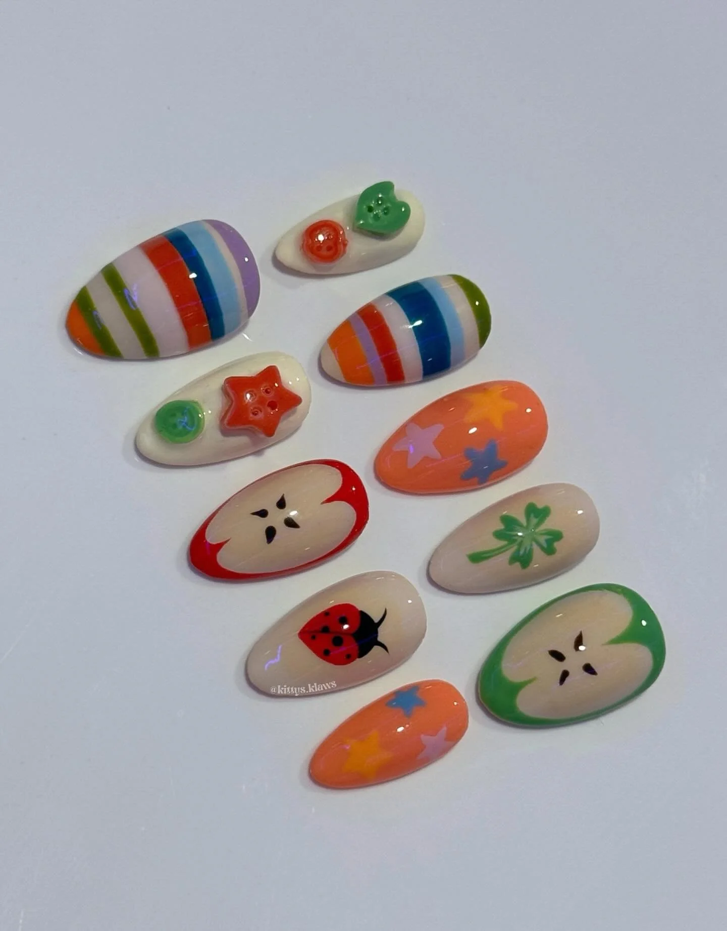 fun custom press-on set! obsessed with these apple nails 🍎🍀
.
.
.
.
.
.
.
.
.
.
#nails #naildesign #pressons #nailart #nailartist